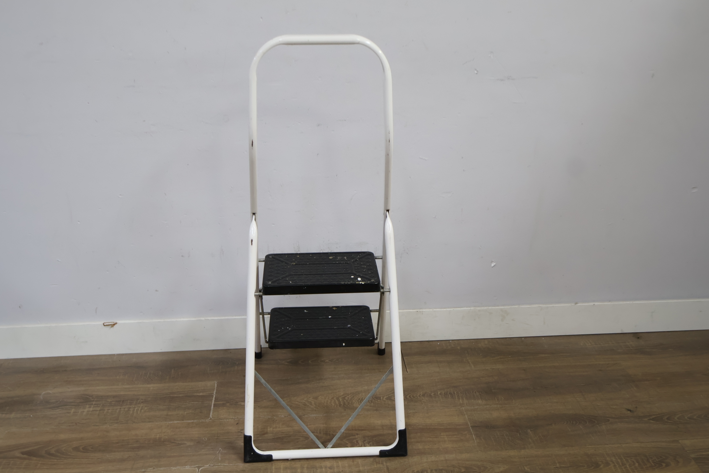 Metalen huishoudtrap met 2 treden – foto 6 – kavel bij GSD Auctions, Zoeterwoude