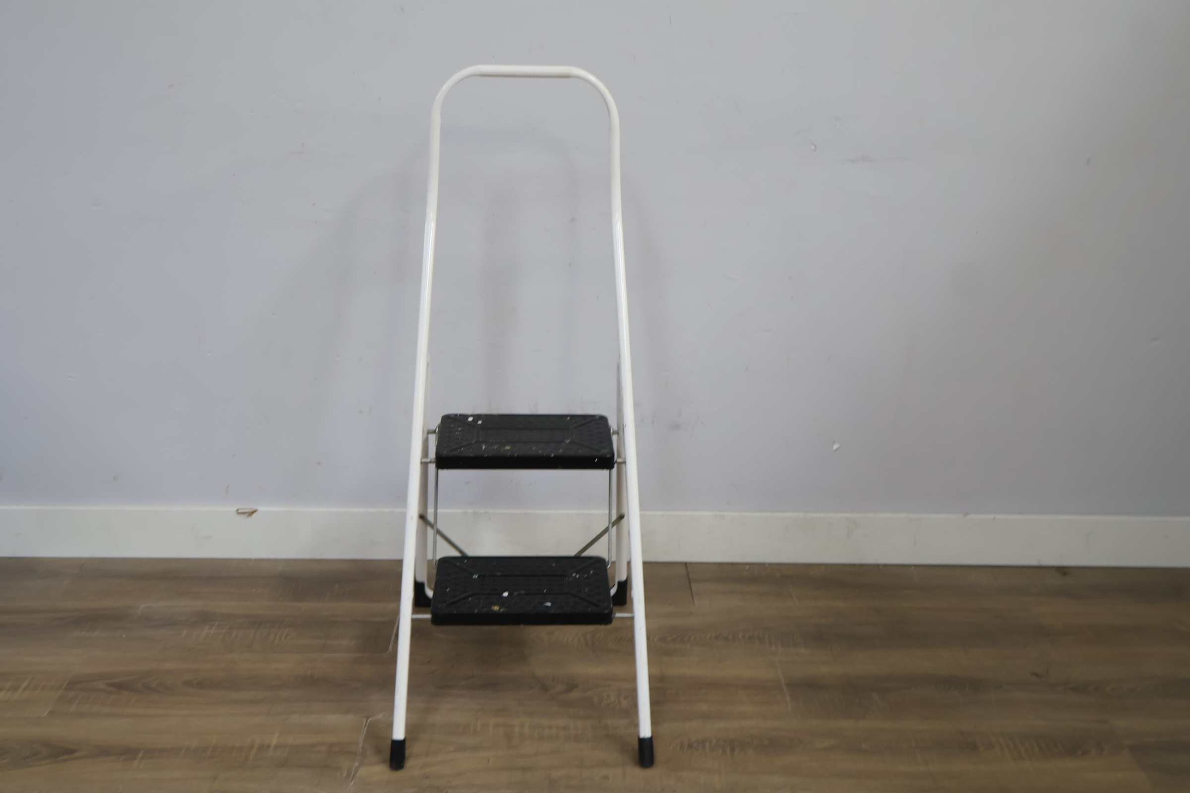 Metalen huishoudtrap met 2 treden – foto 9 – kavel bij GSD Auctions, Zoeterwoude