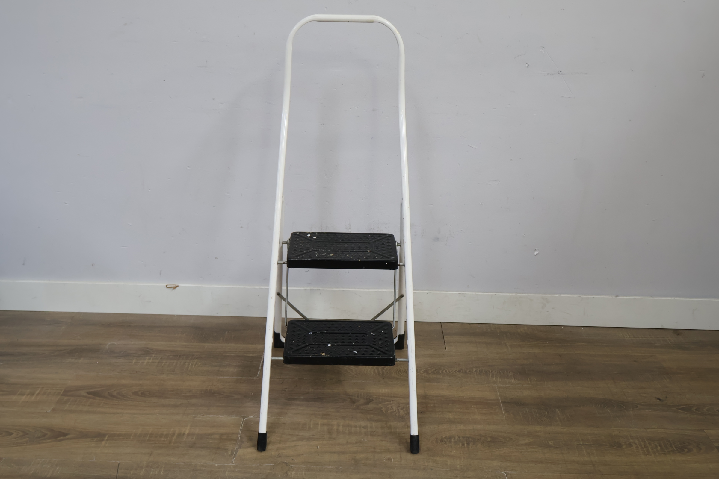 Metalen huishoudtrap met 2 treden – foto 10 – kavel bij GSD Auctions, Zoeterwoude