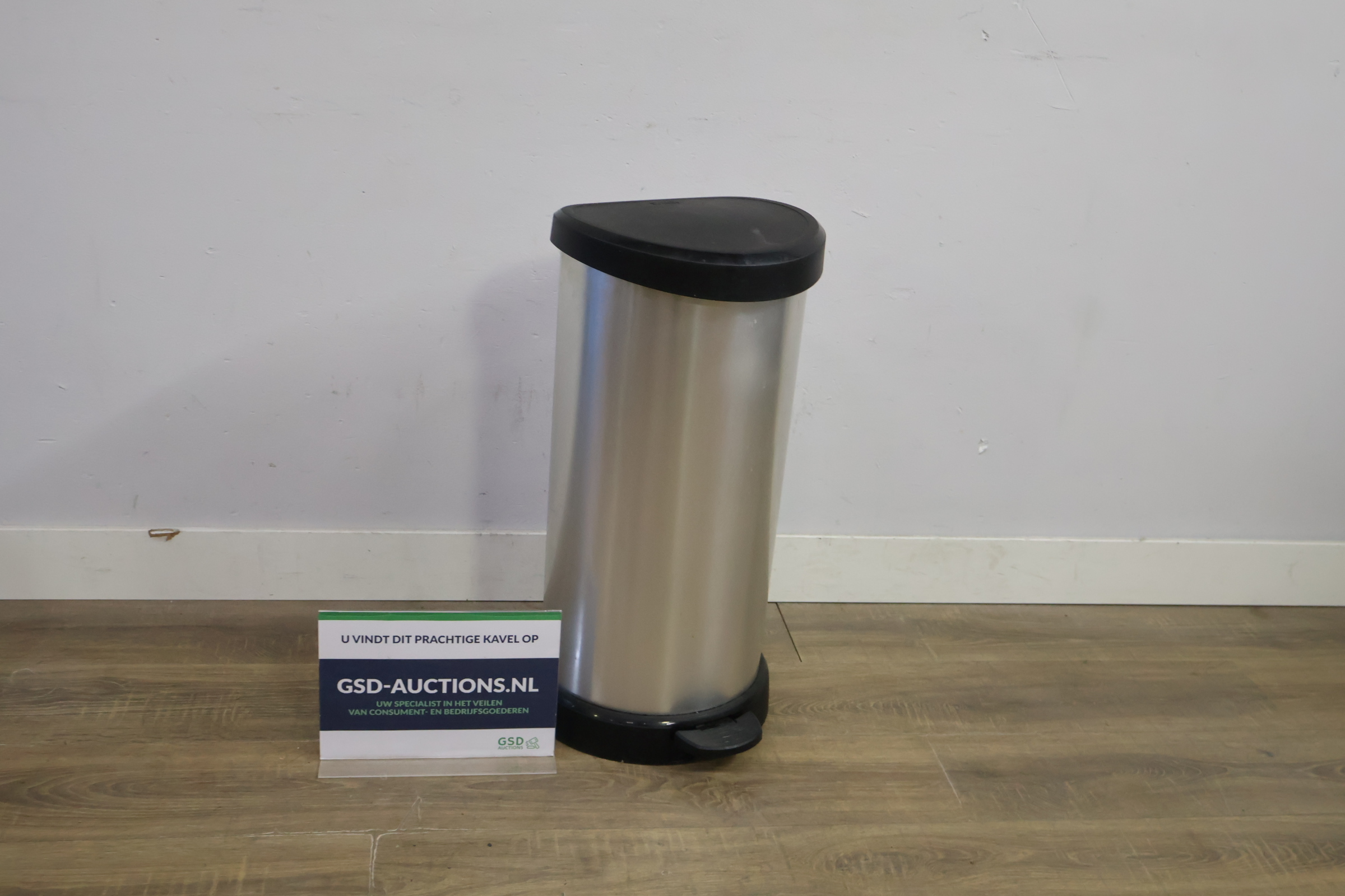 RVS prullenbak met pedaal – foto 2 – kavel bij GSD Auctions, Zoeterwoude