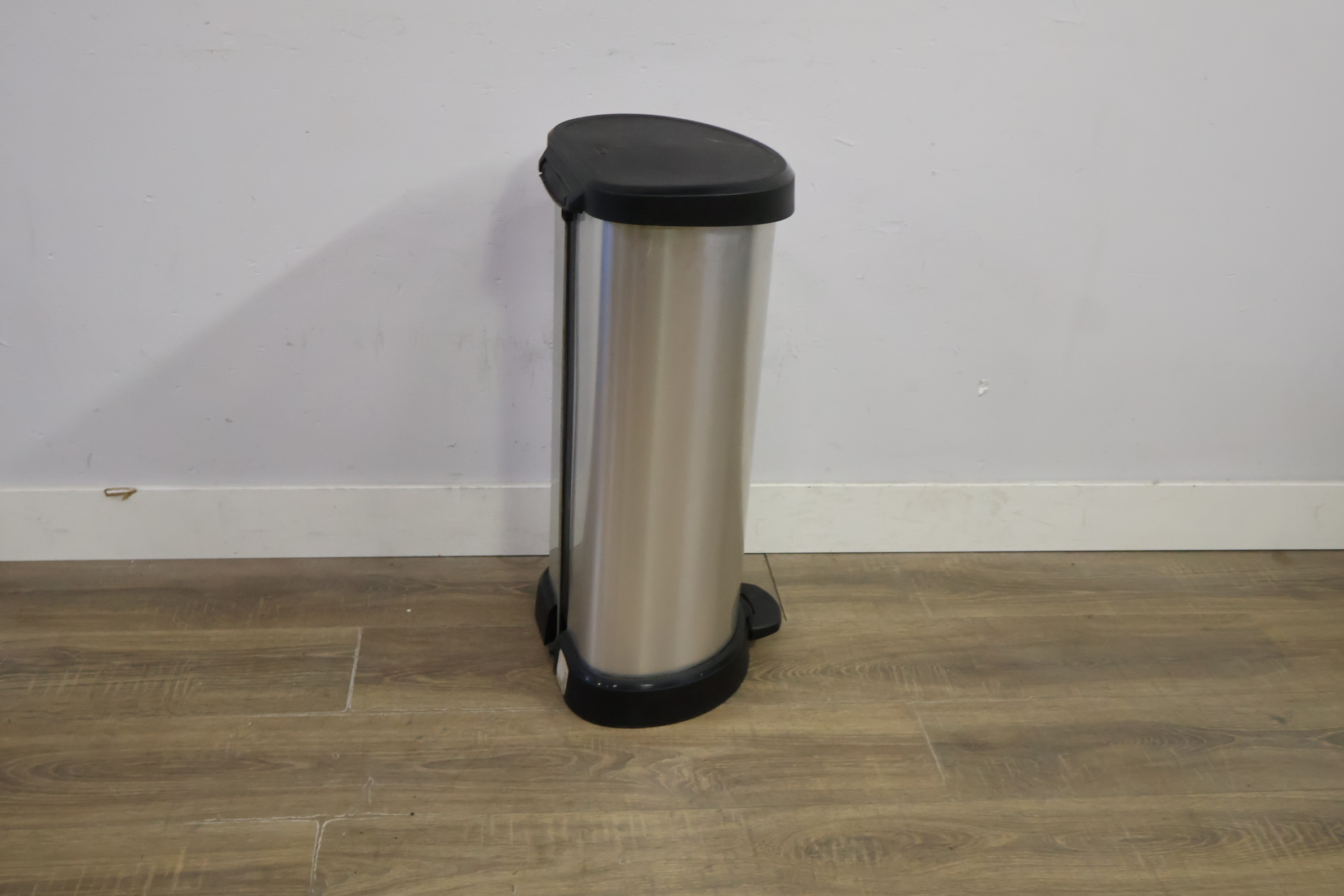RVS prullenbak met pedaal – foto 3 – kavel bij GSD Auctions, Zoeterwoude