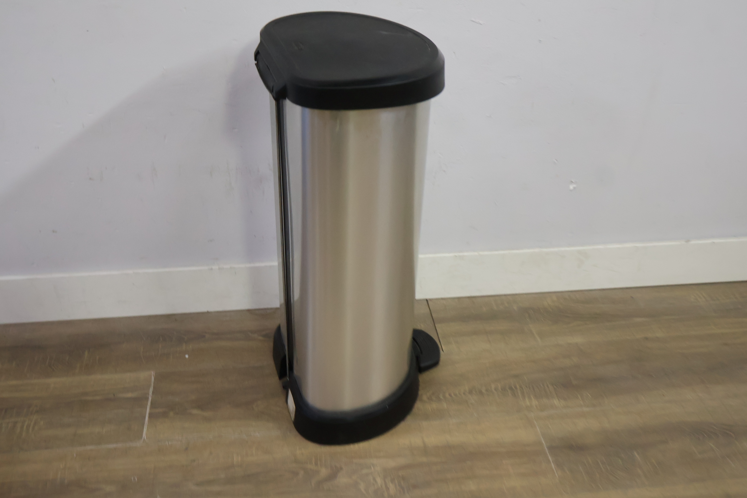 RVS prullenbak met pedaal – foto 4 – kavel bij GSD Auctions, Zoeterwoude