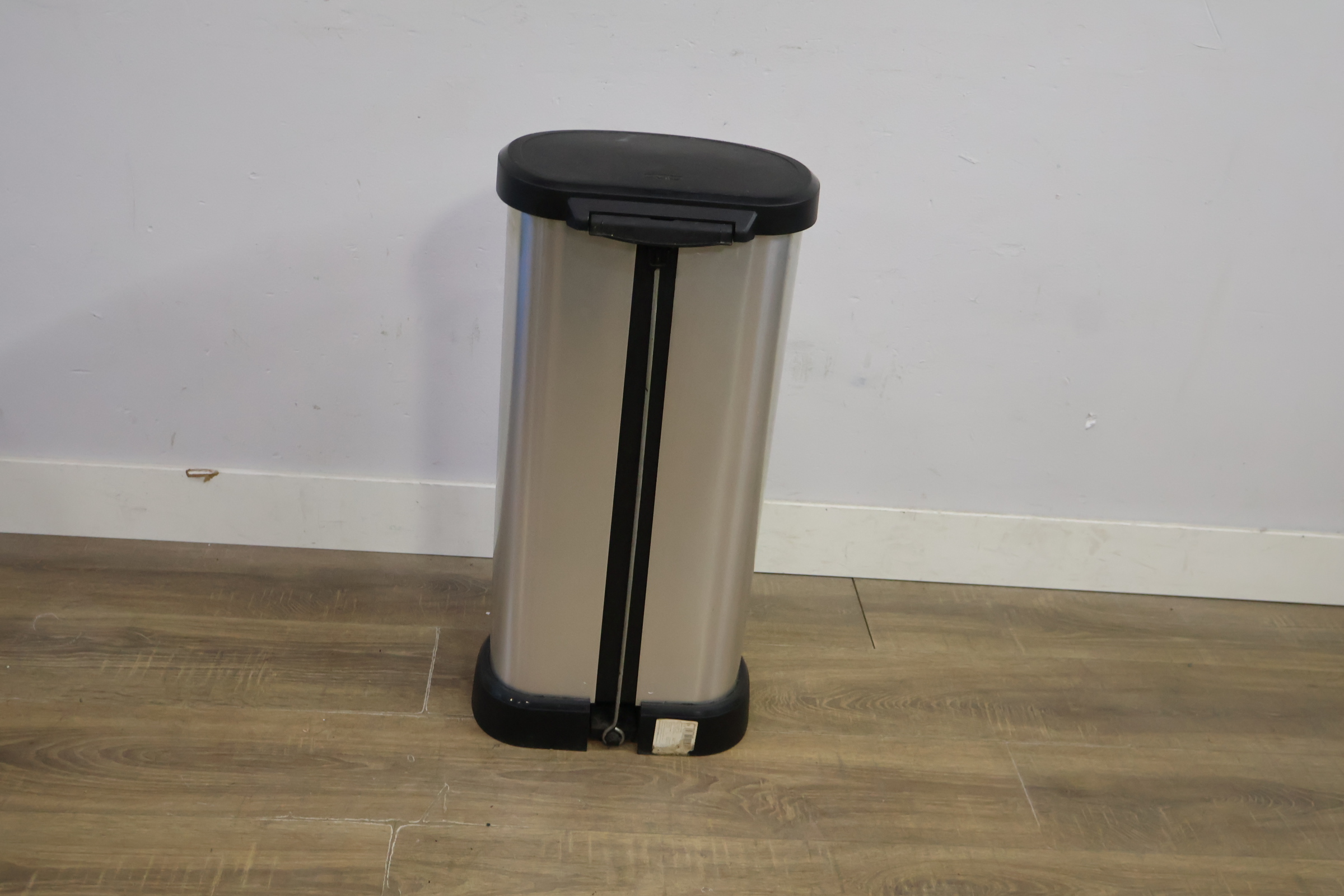 RVS prullenbak met pedaal – foto 5 – kavel bij GSD Auctions, Zoeterwoude