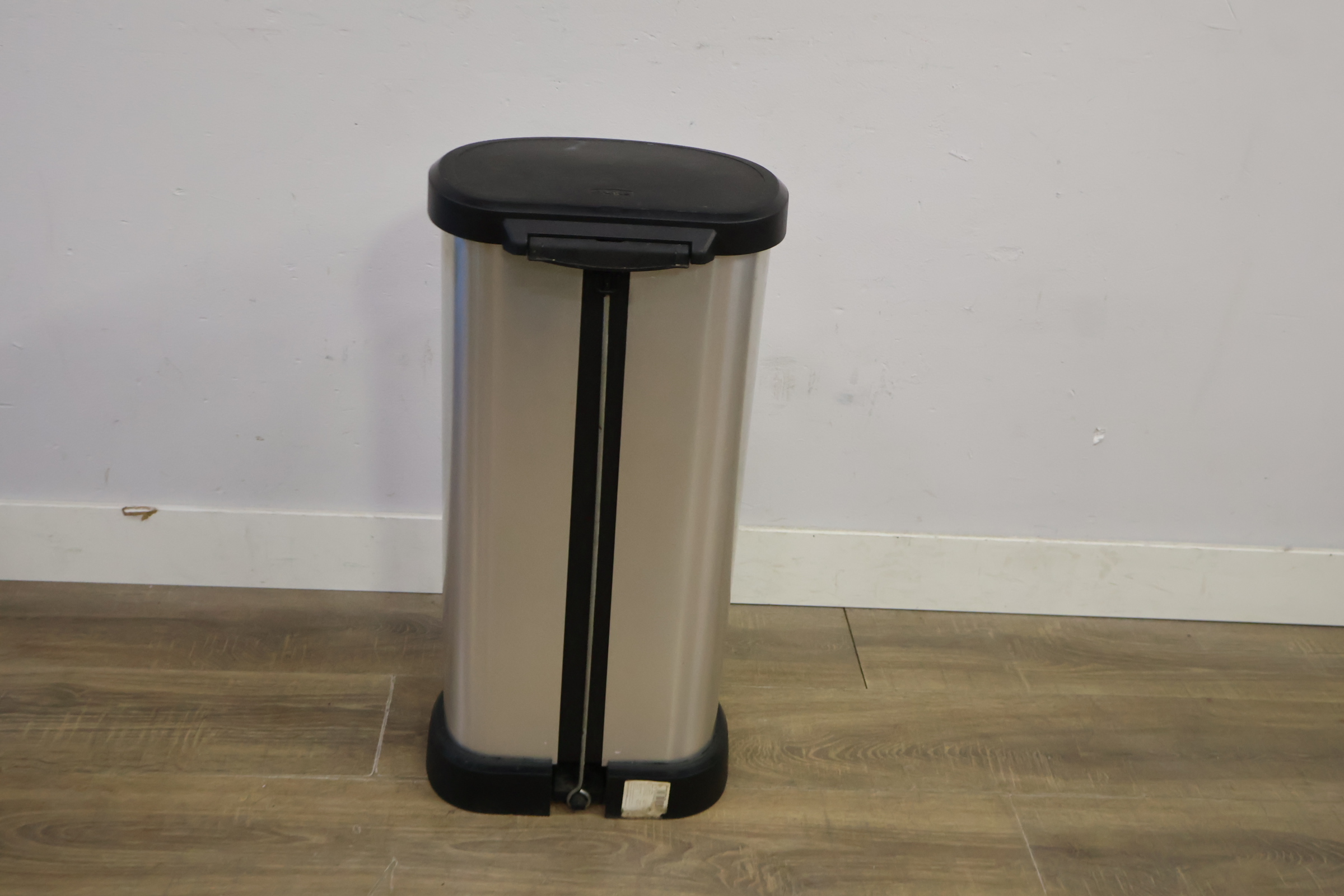 RVS prullenbak met pedaal – foto 6 – kavel bij GSD Auctions, Zoeterwoude