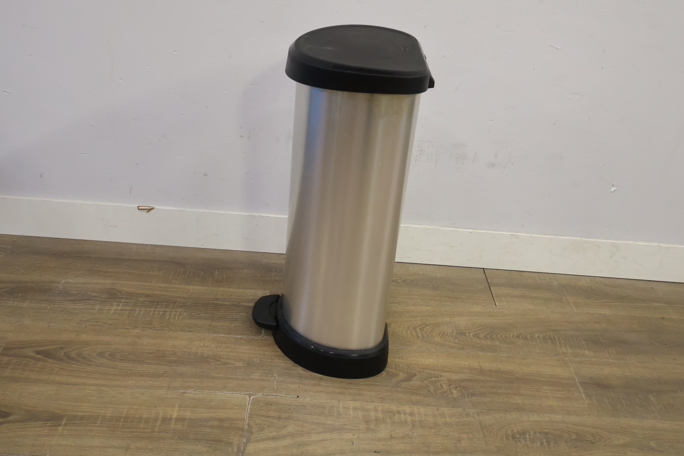 RVS prullenbak met pedaal – foto 7 – kavel bij GSD Auctions, Zoeterwoude