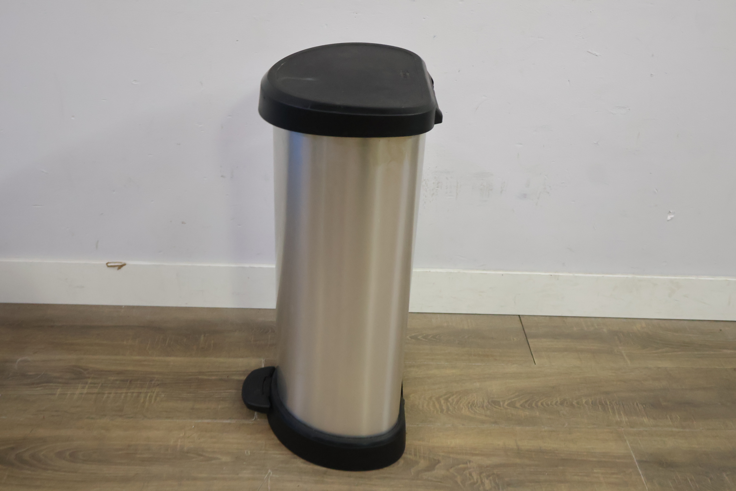 RVS prullenbak met pedaal – foto 8 – kavel bij GSD Auctions, Zoeterwoude
