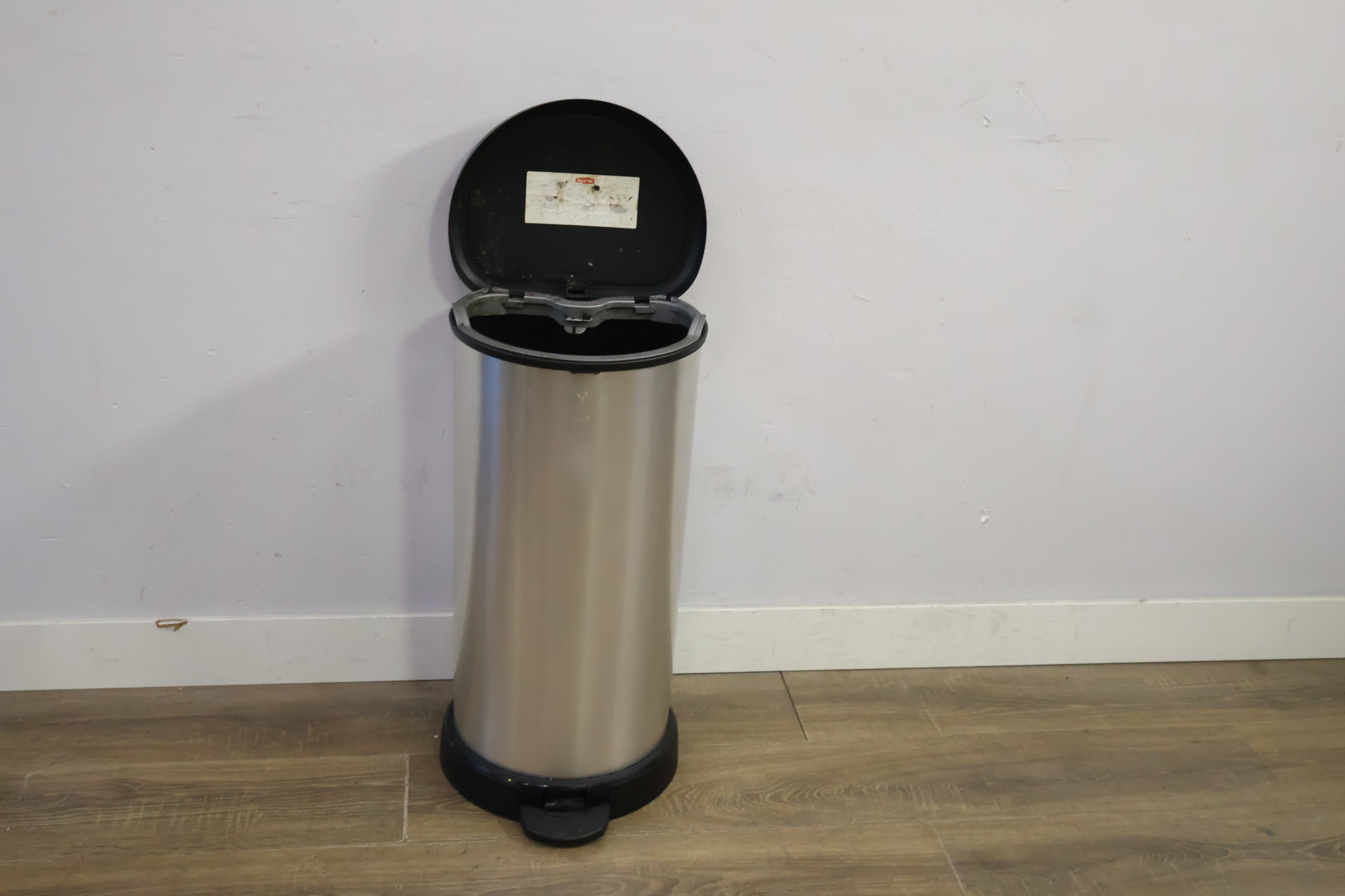 RVS prullenbak met pedaal – foto 10 – kavel bij GSD Auctions, Zoeterwoude