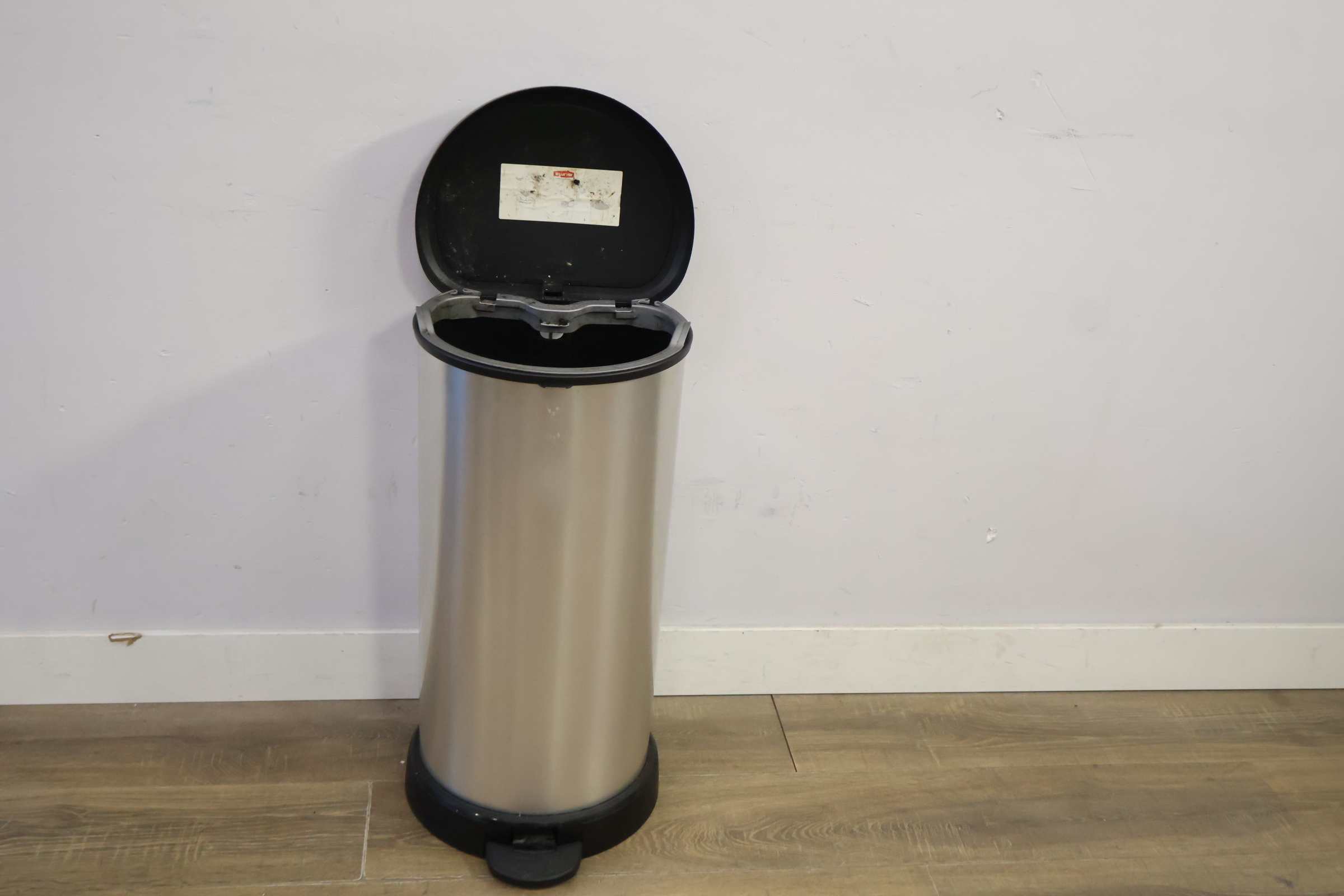 RVS prullenbak met pedaal – foto 11 – kavel bij GSD Auctions, Zoeterwoude