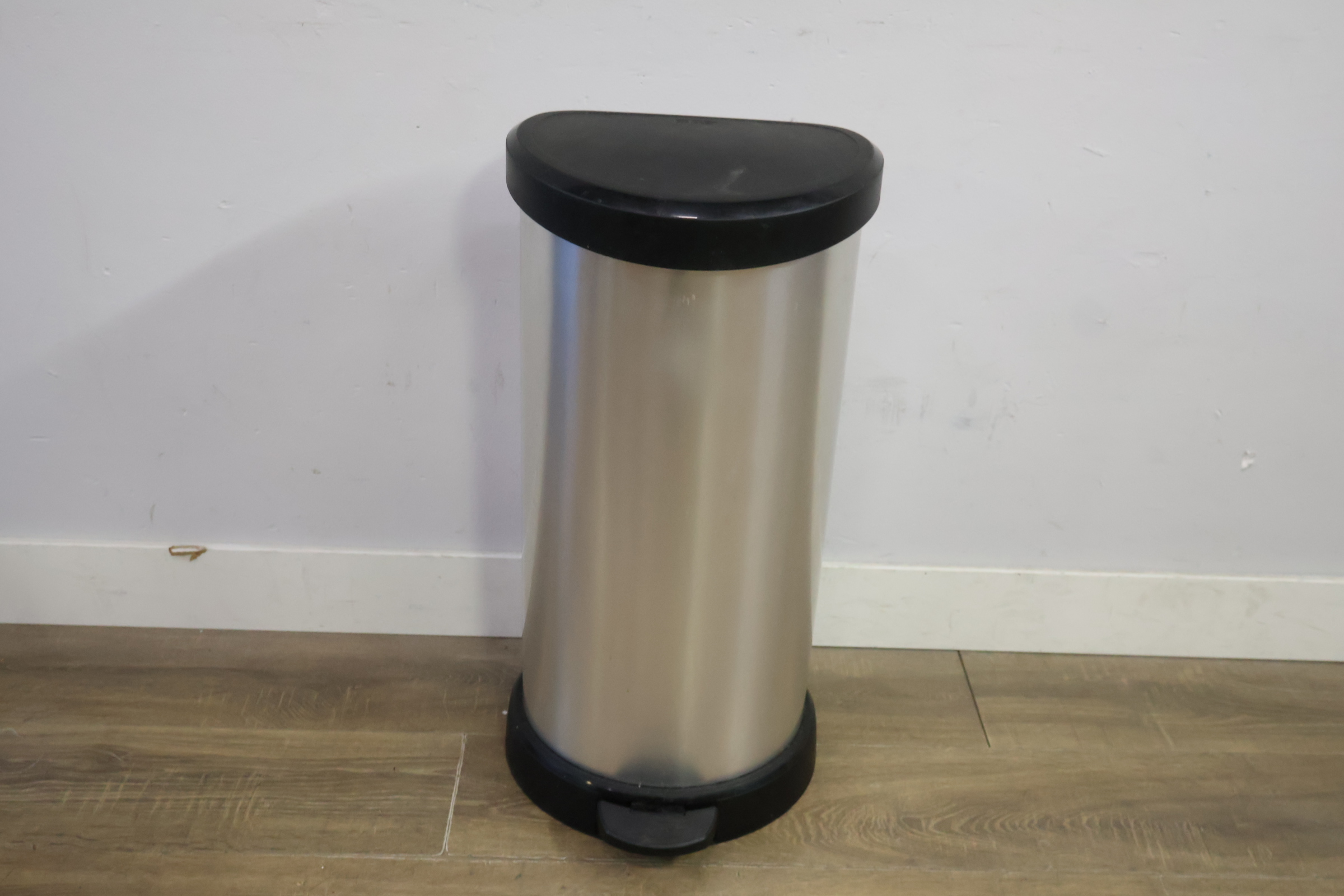 RVS prullenbak met pedaal – foto 13 – kavel bij GSD Auctions, Zoeterwoude
