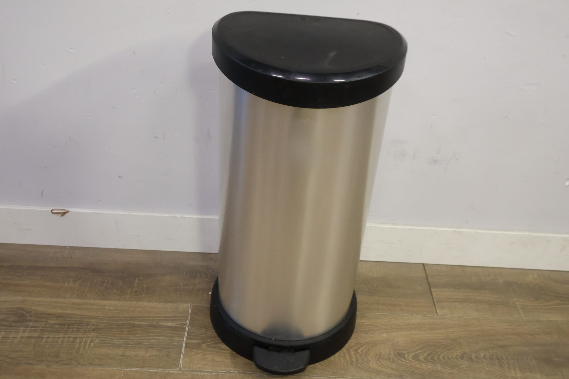 RVS prullenbak met pedaal – foto 14 – kavel bij GSD Auctions, Zoeterwoude