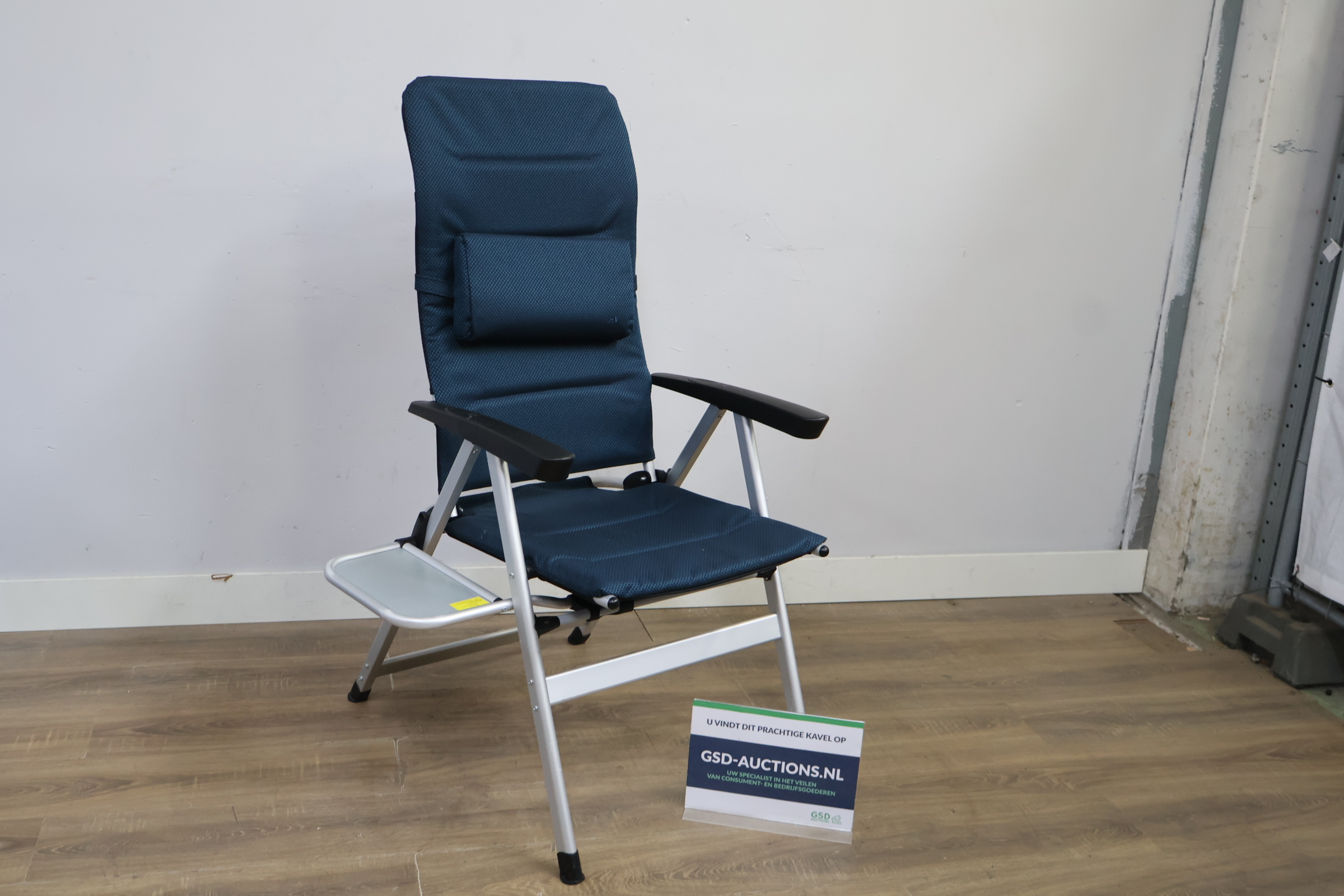 Campingstoel met blauw gestoffeerde zitting en rugleuning – foto 2 – kavel bij GSD Auctions, Zoeterwoude
