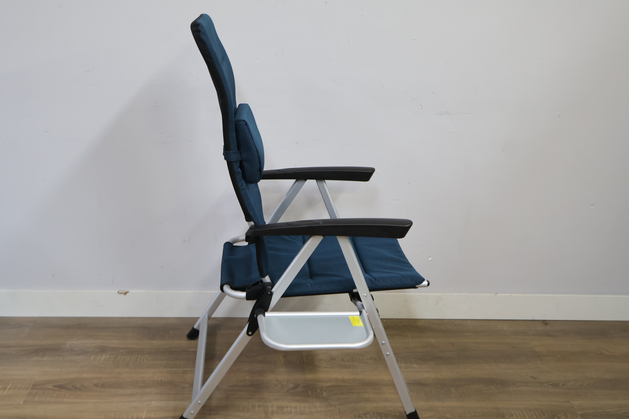 Campingstoel met blauw gestoffeerde zitting en rugleuning – foto 3 – kavel bij GSD Auctions, Zoeterwoude