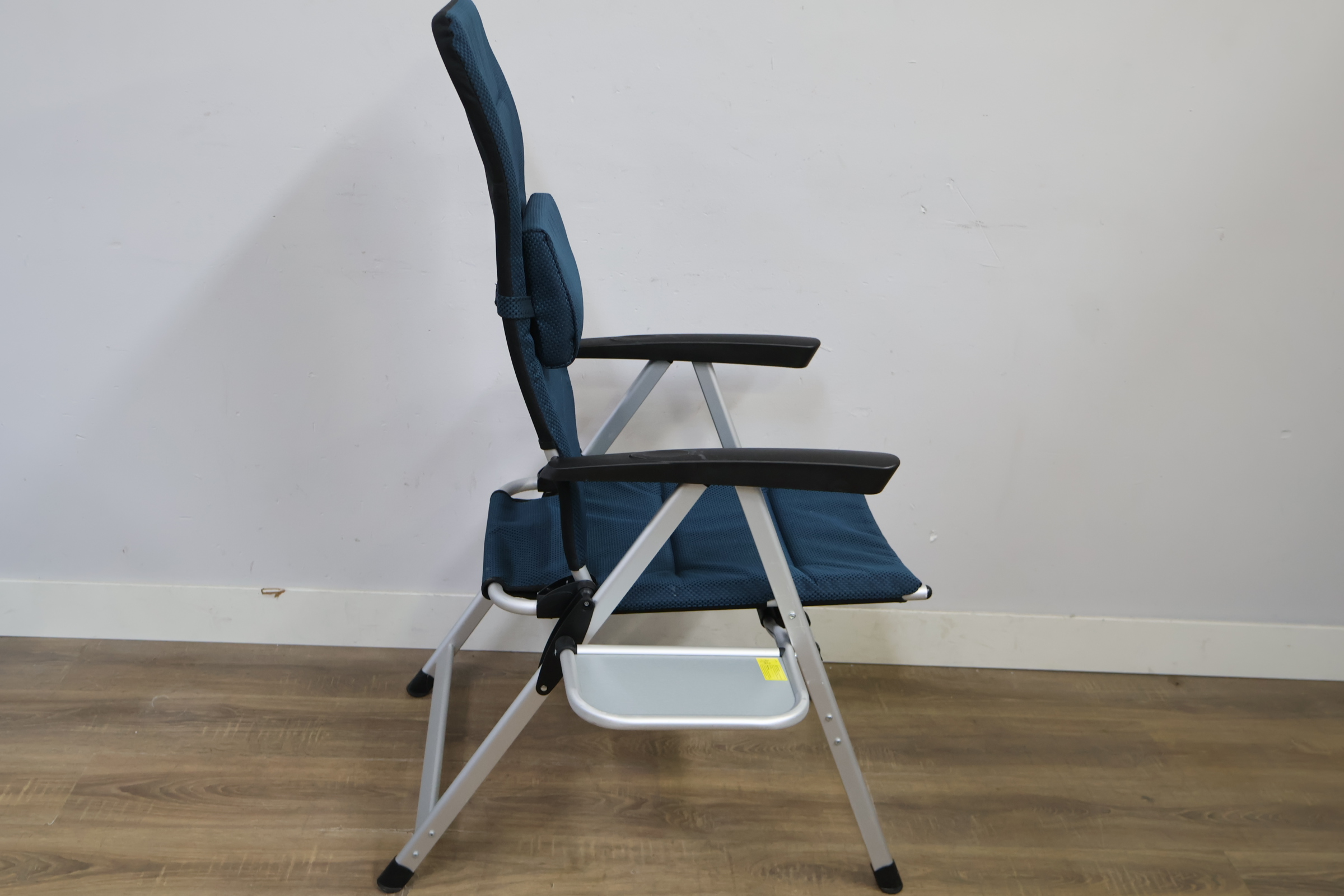 Campingstoel met blauw gestoffeerde zitting en rugleuning – foto 4 – kavel bij GSD Auctions, Zoeterwoude