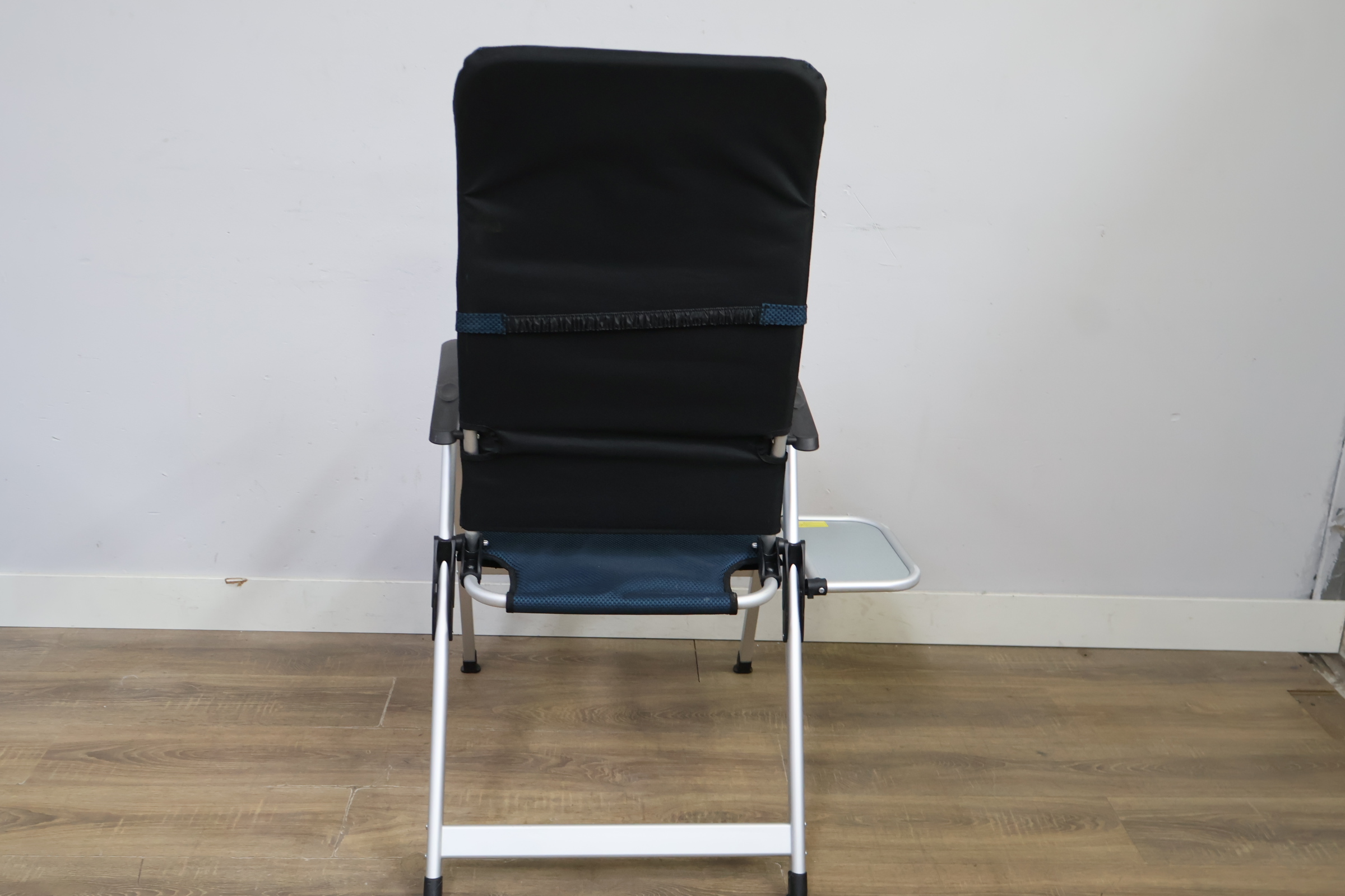 Campingstoel met blauw gestoffeerde zitting en rugleuning – foto 6 – kavel bij GSD Auctions, Zoeterwoude