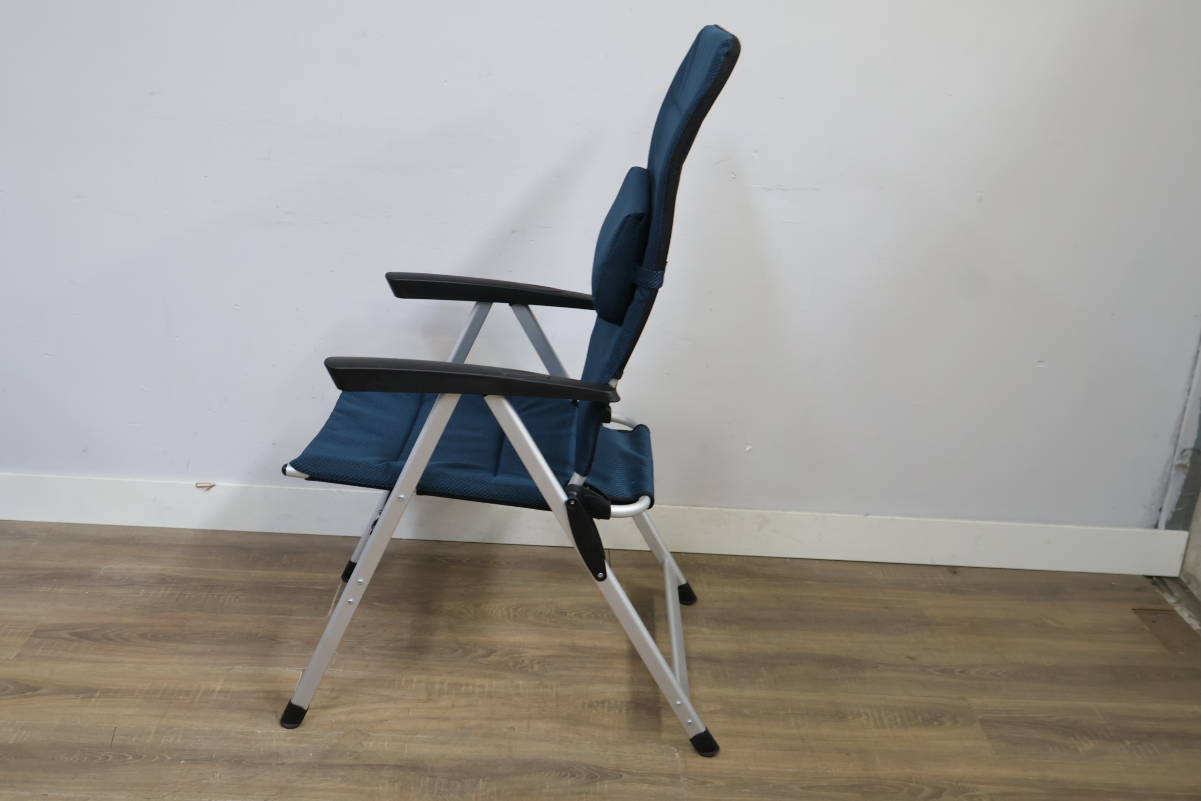 Campingstoel met blauw gestoffeerde zitting en rugleuning – foto 7 – kavel bij GSD Auctions, Zoeterwoude