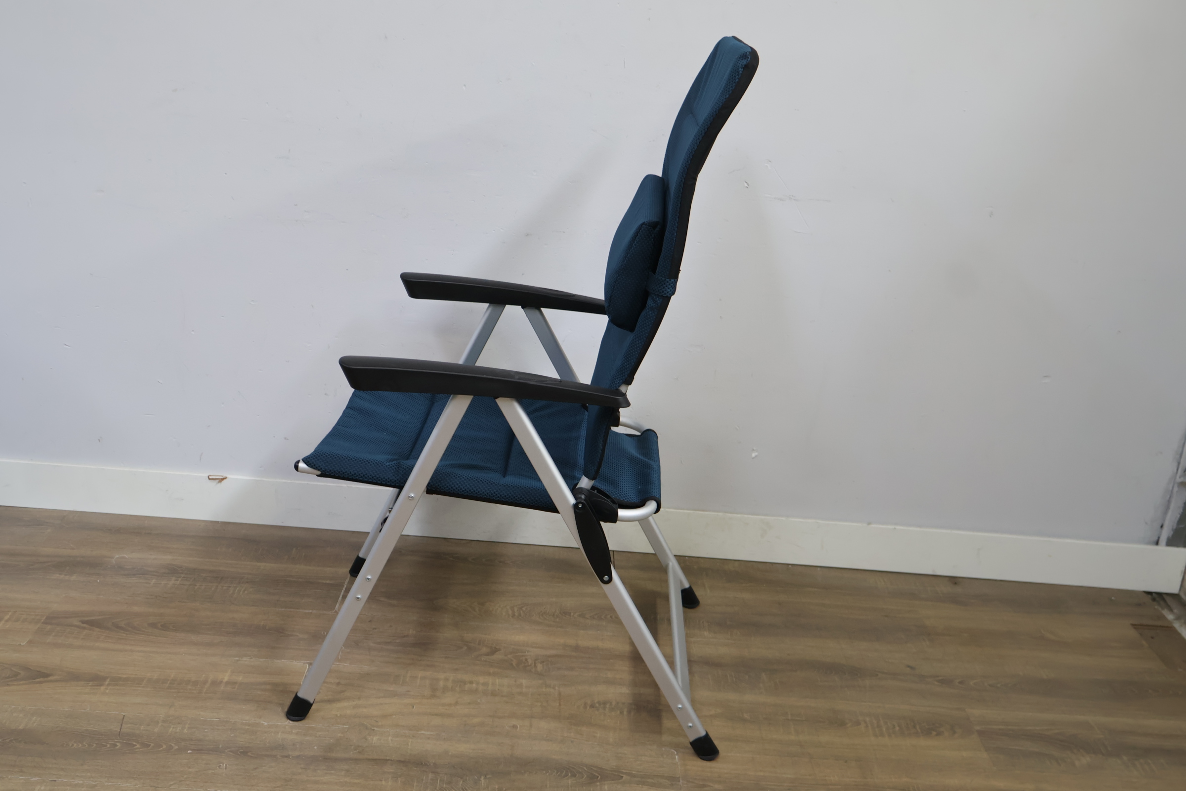 Campingstoel met blauw gestoffeerde zitting en rugleuning – foto 8 – kavel bij GSD Auctions, Zoeterwoude