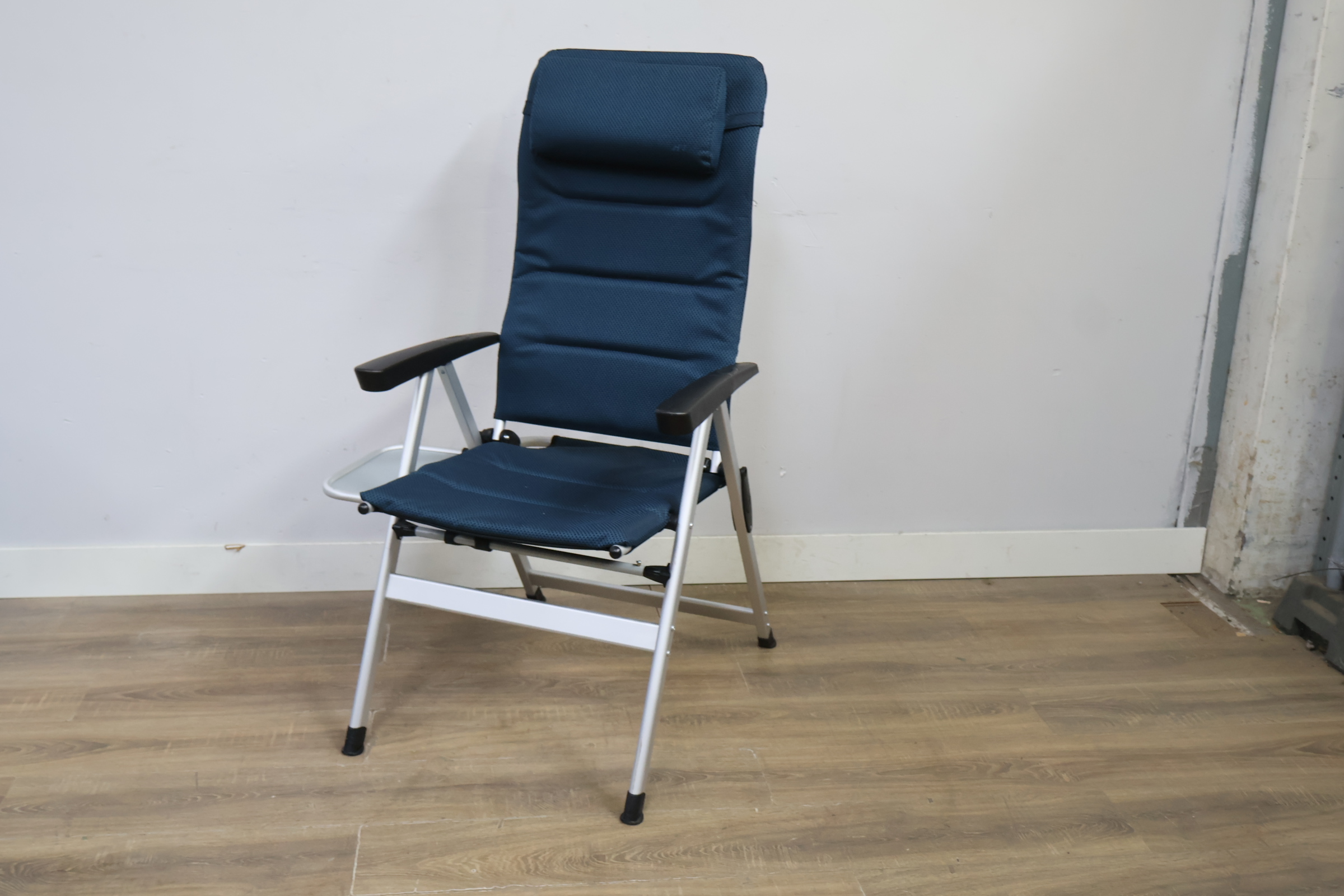 Campingstoel met blauw gestoffeerde zitting en rugleuning – foto 9 – kavel bij GSD Auctions, Zoeterwoude