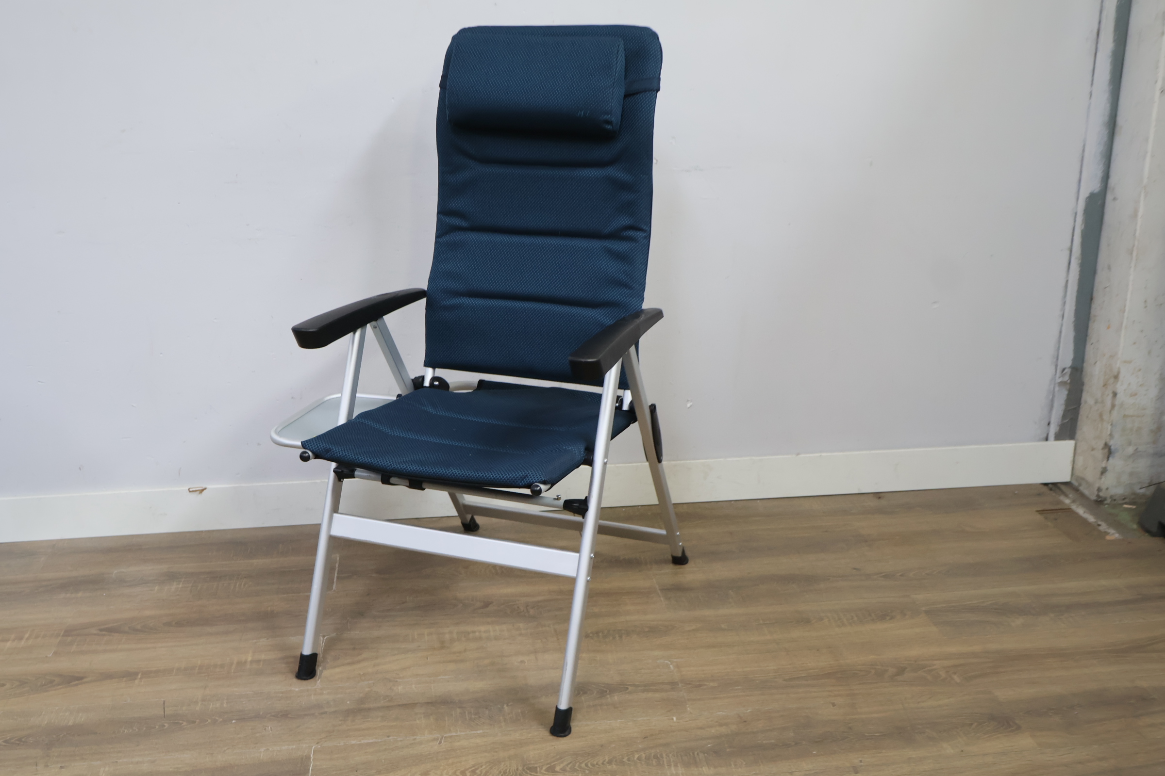 Campingstoel met blauw gestoffeerde zitting en rugleuning – foto 10 – kavel bij GSD Auctions, Zoeterwoude