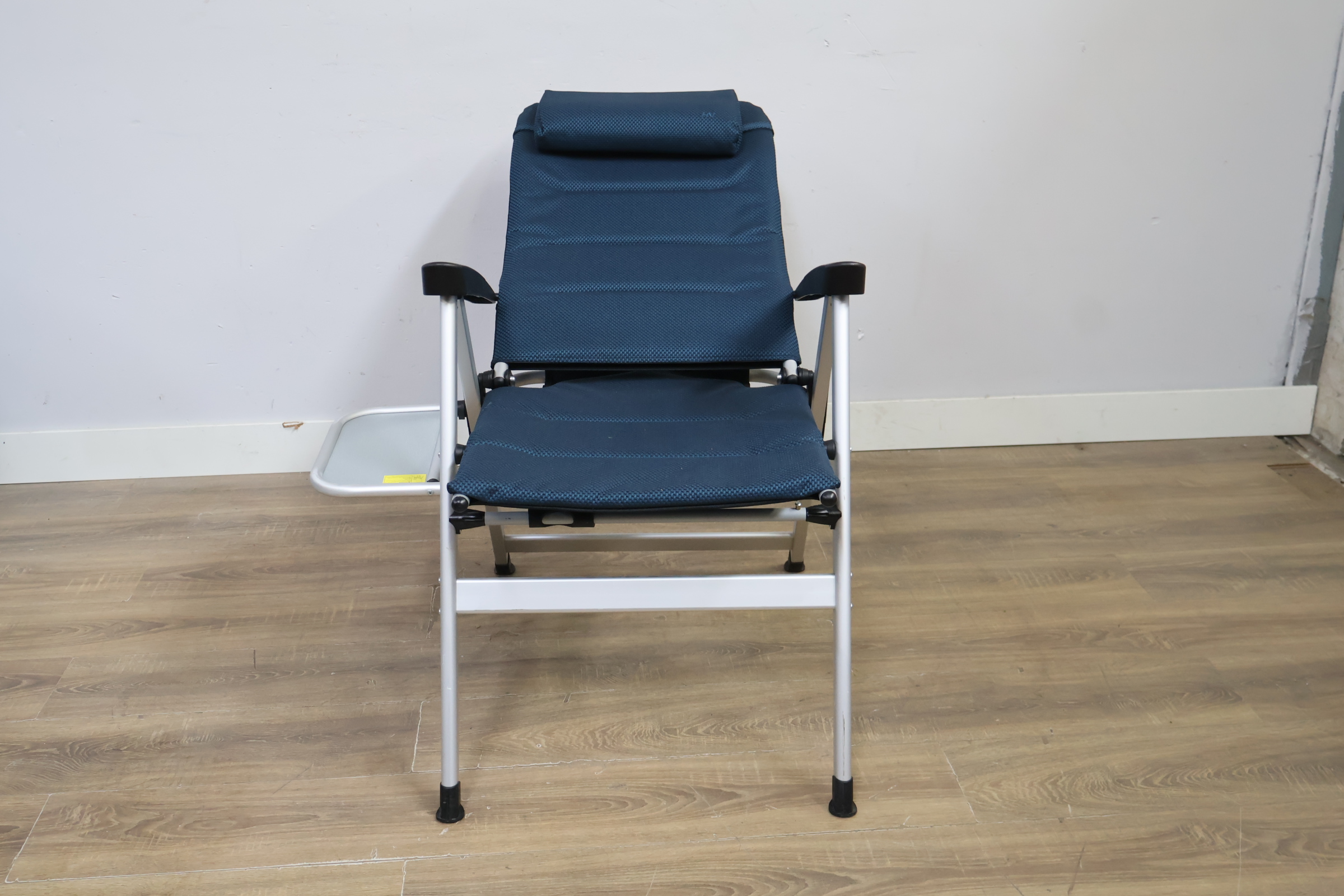Campingstoel met blauw gestoffeerde zitting en rugleuning – foto 11 – kavel bij GSD Auctions, Zoeterwoude