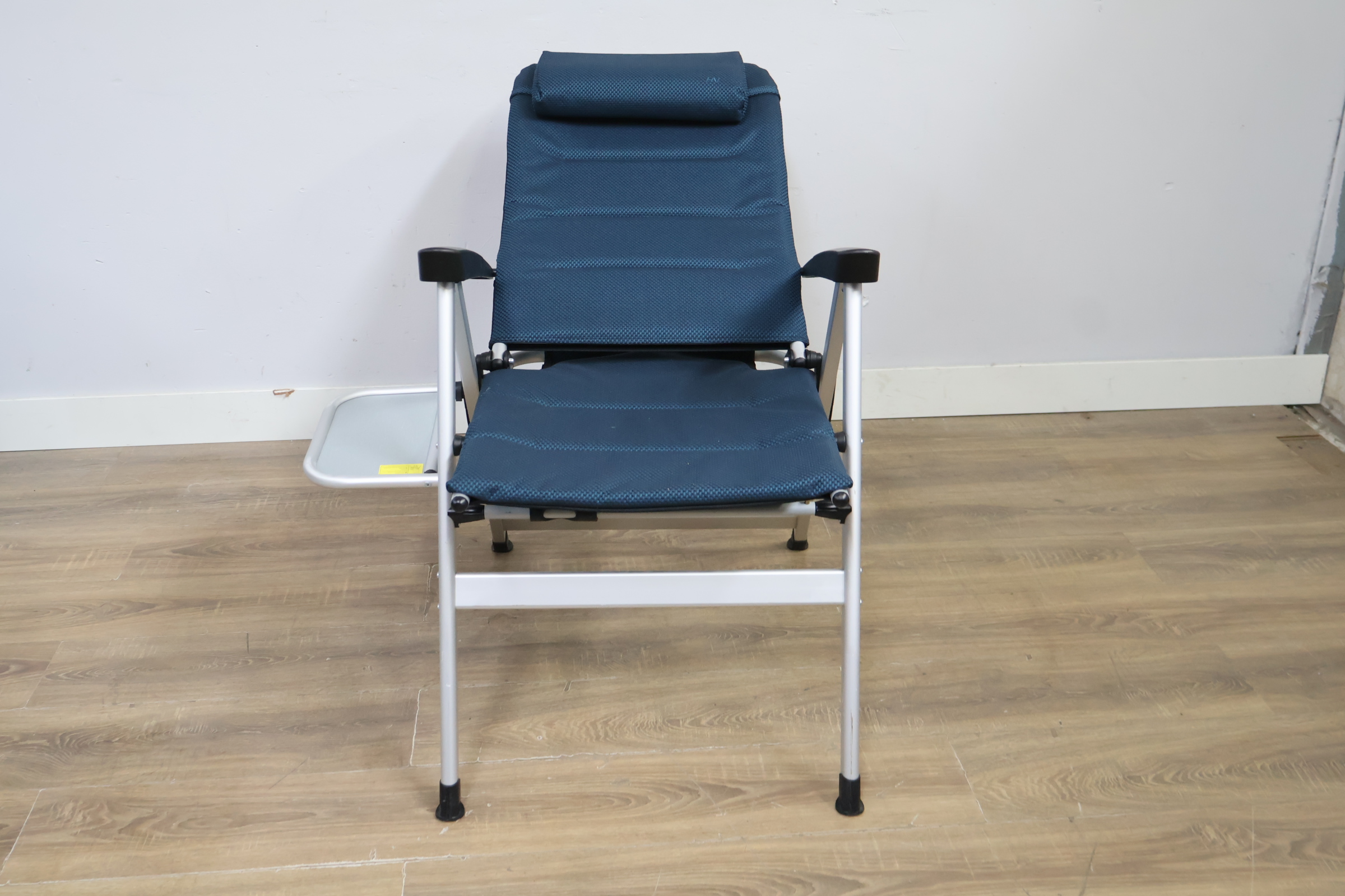 Campingstoel met blauw gestoffeerde zitting en rugleuning – foto 12 – kavel bij GSD Auctions, Zoeterwoude