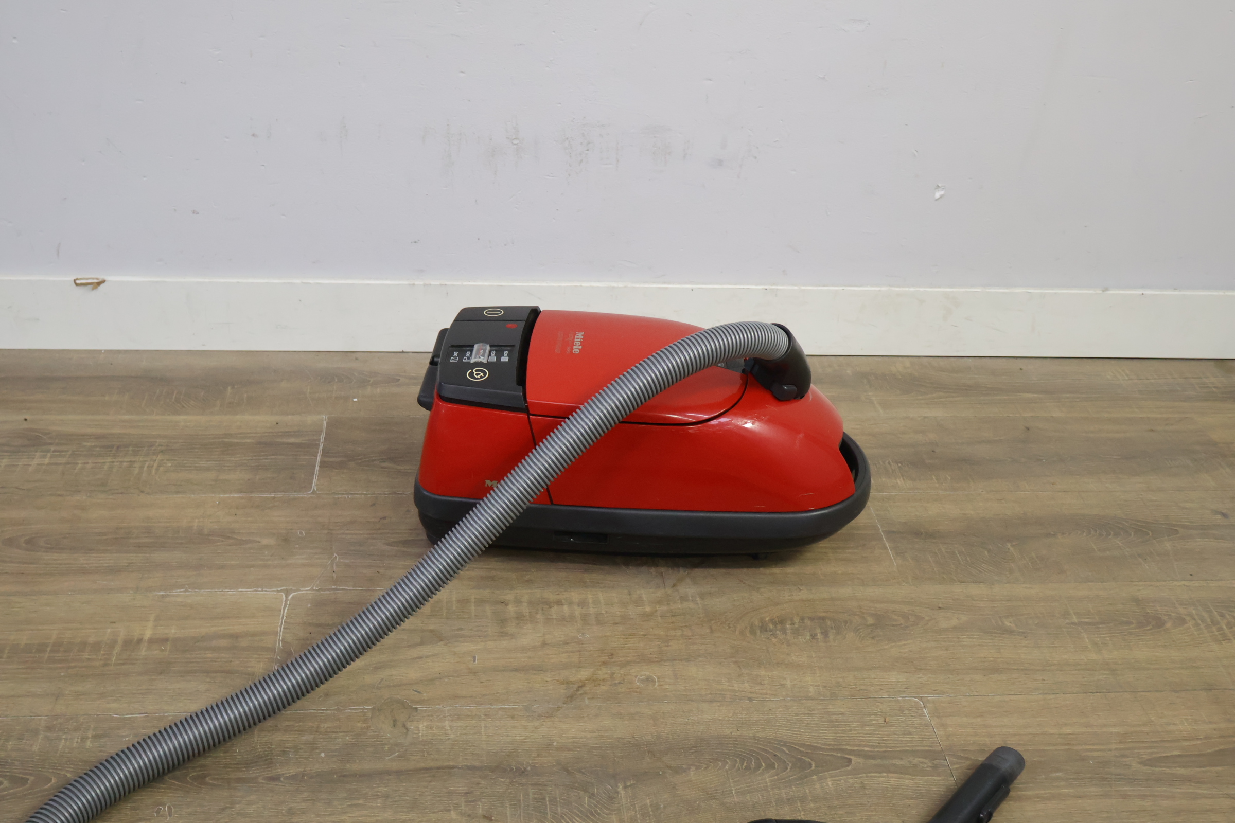 Miele stofzuiger – foto 3 – kavel bij GSD Auctions, Zoeterwoude