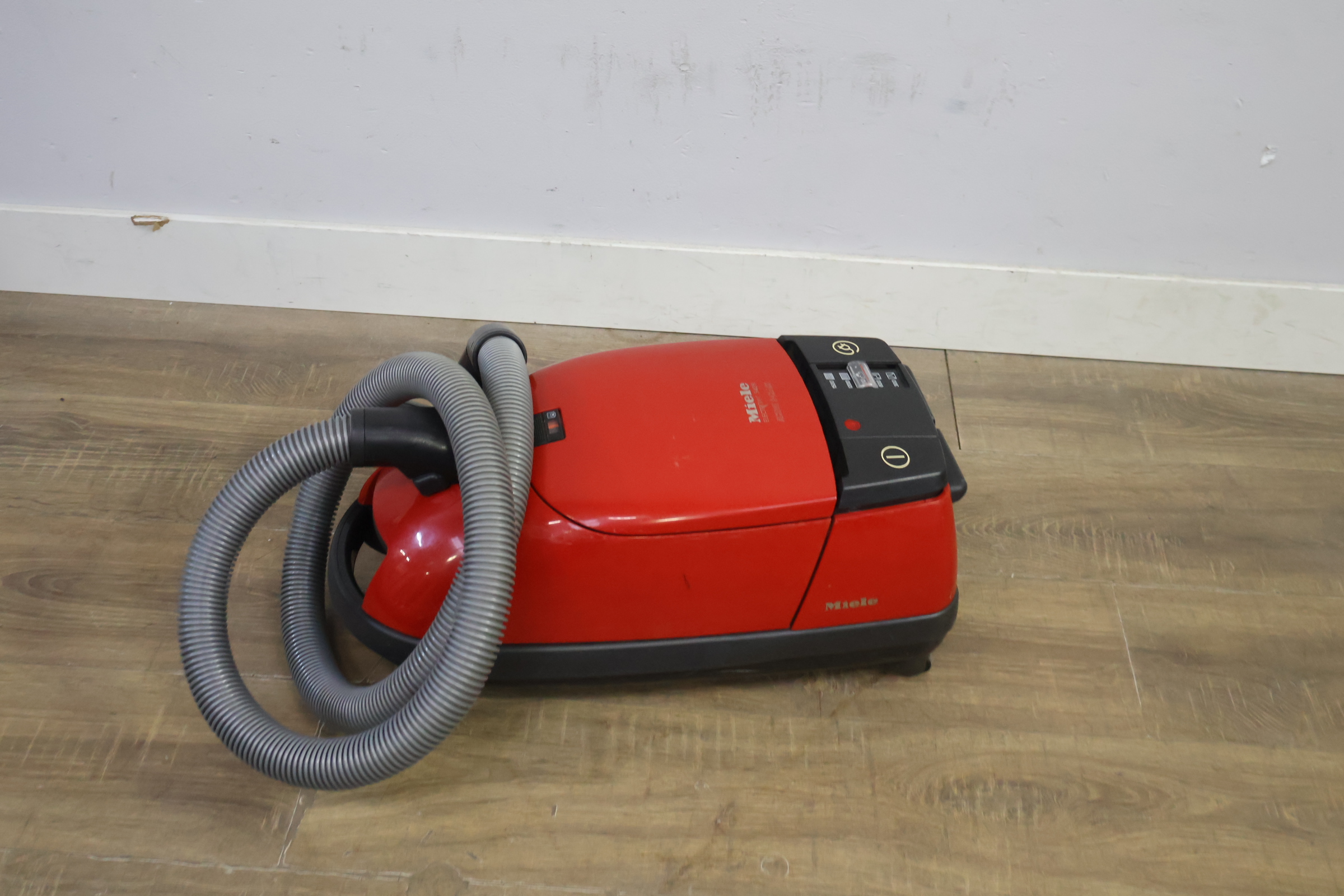 Miele stofzuiger – foto 8 – kavel bij GSD Auctions, Zoeterwoude
