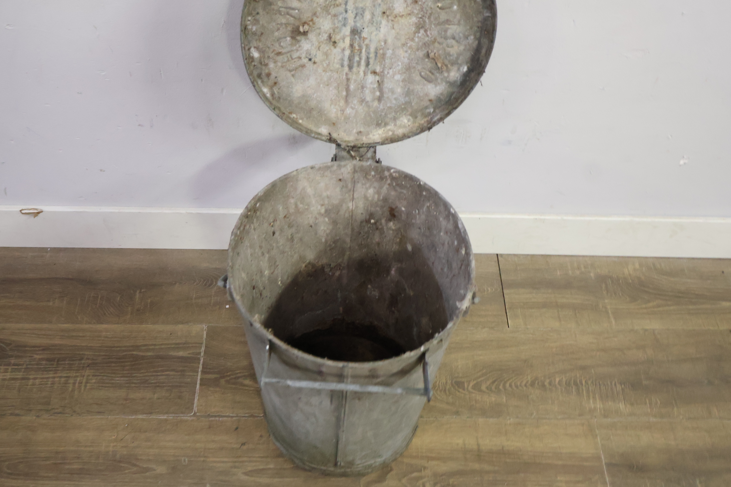 Zinken Afval emmer - Utrecht – foto 8 – kavel bij GSD Auctions, Zoeterwoude