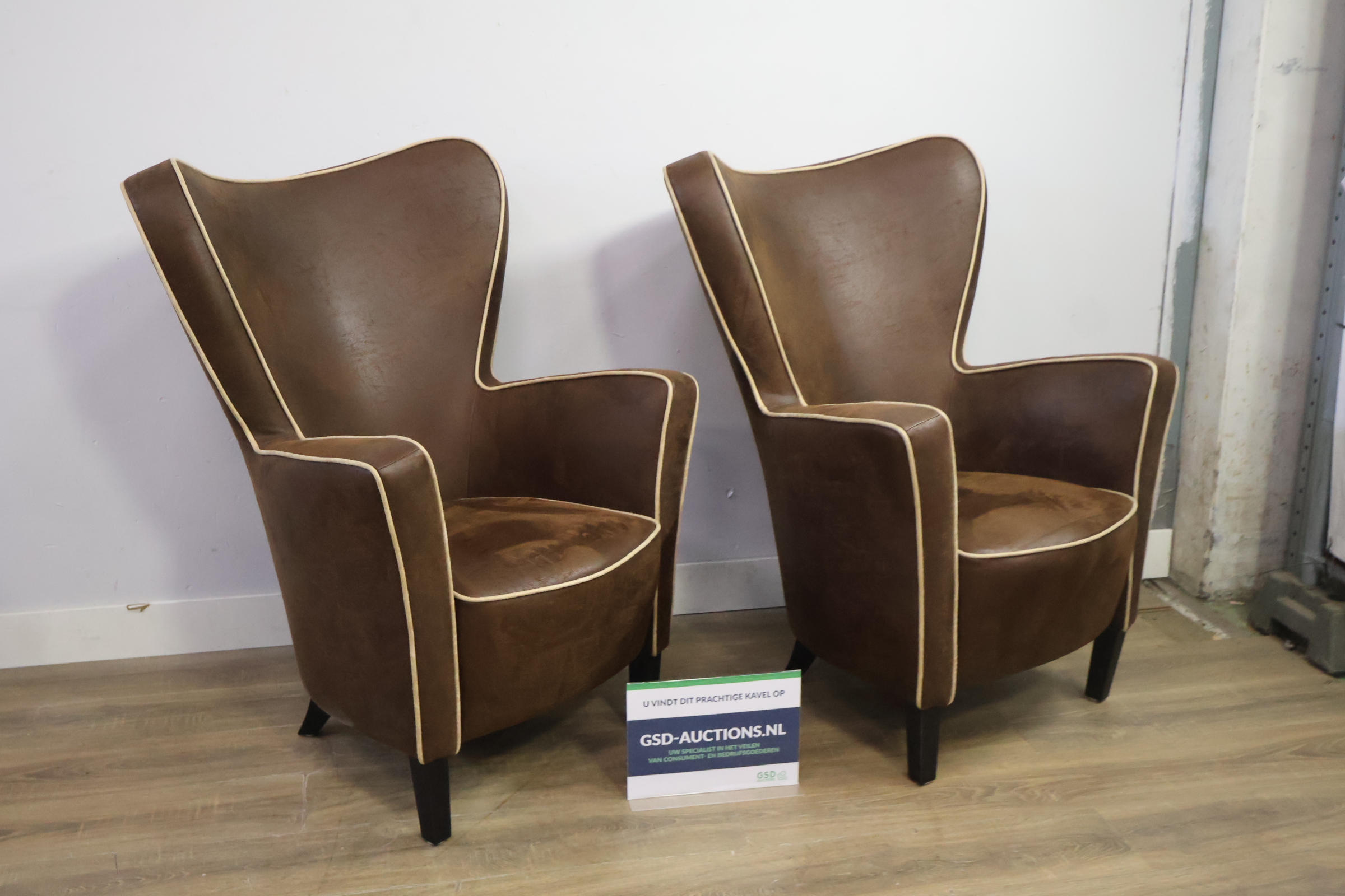 Set van 2 fauteuils met witte bies – foto 2 – kavel bij GSD Auctions, Zoeterwoude