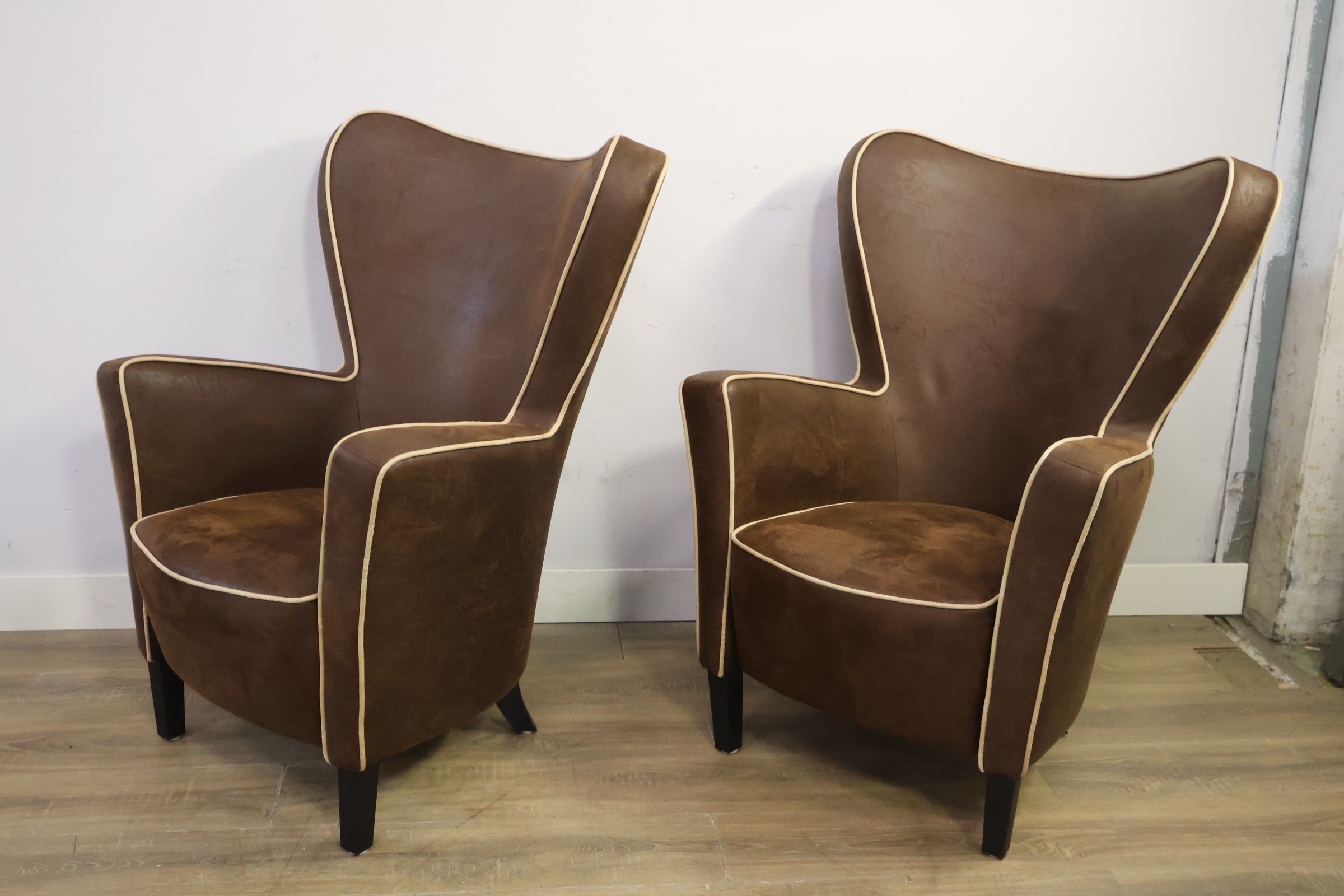 Set van 2 fauteuils met witte bies – foto 9 – kavel bij GSD Auctions, Zoeterwoude
