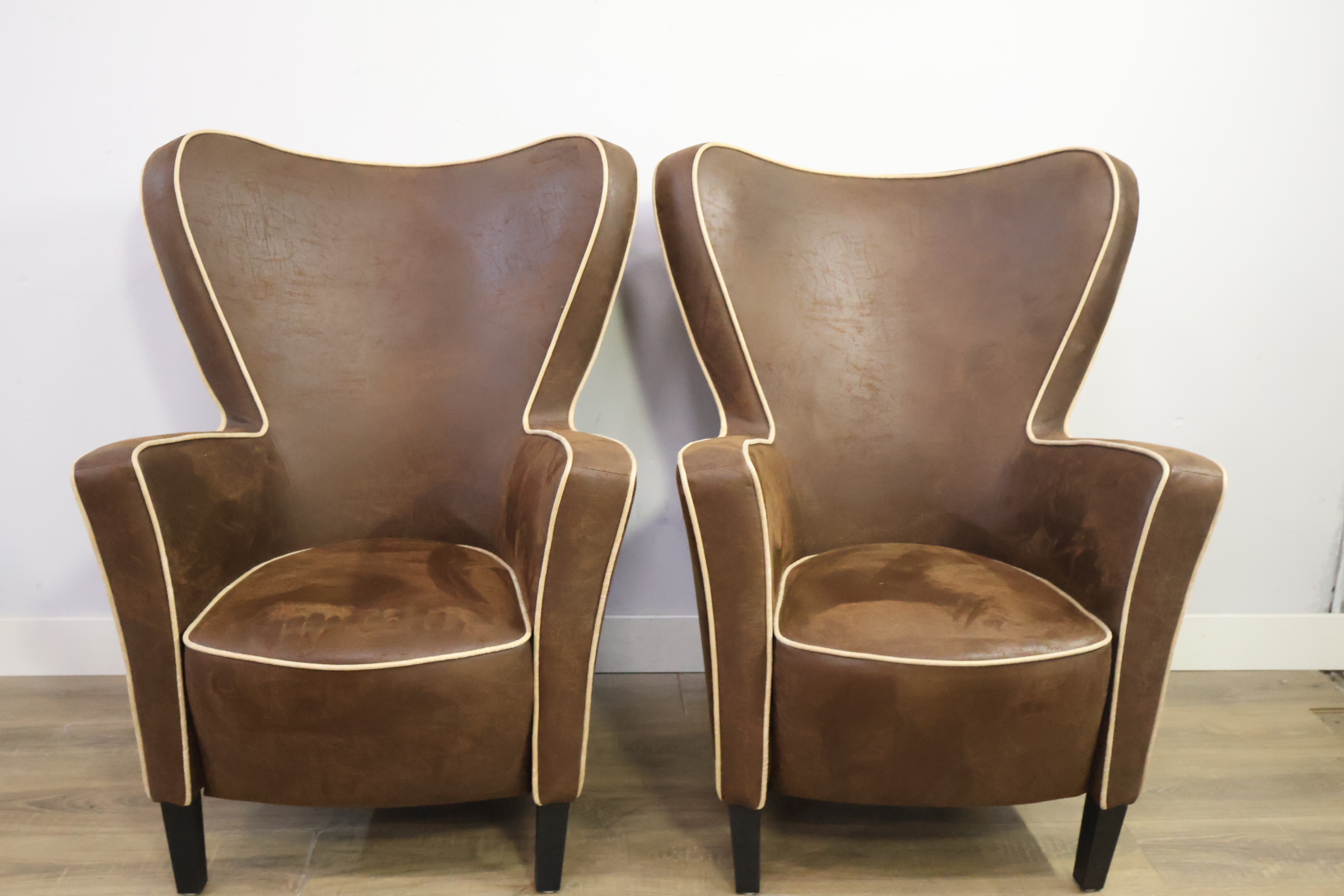 Set van 2 fauteuils met witte bies – foto 11 – kavel bij GSD Auctions, Zoeterwoude