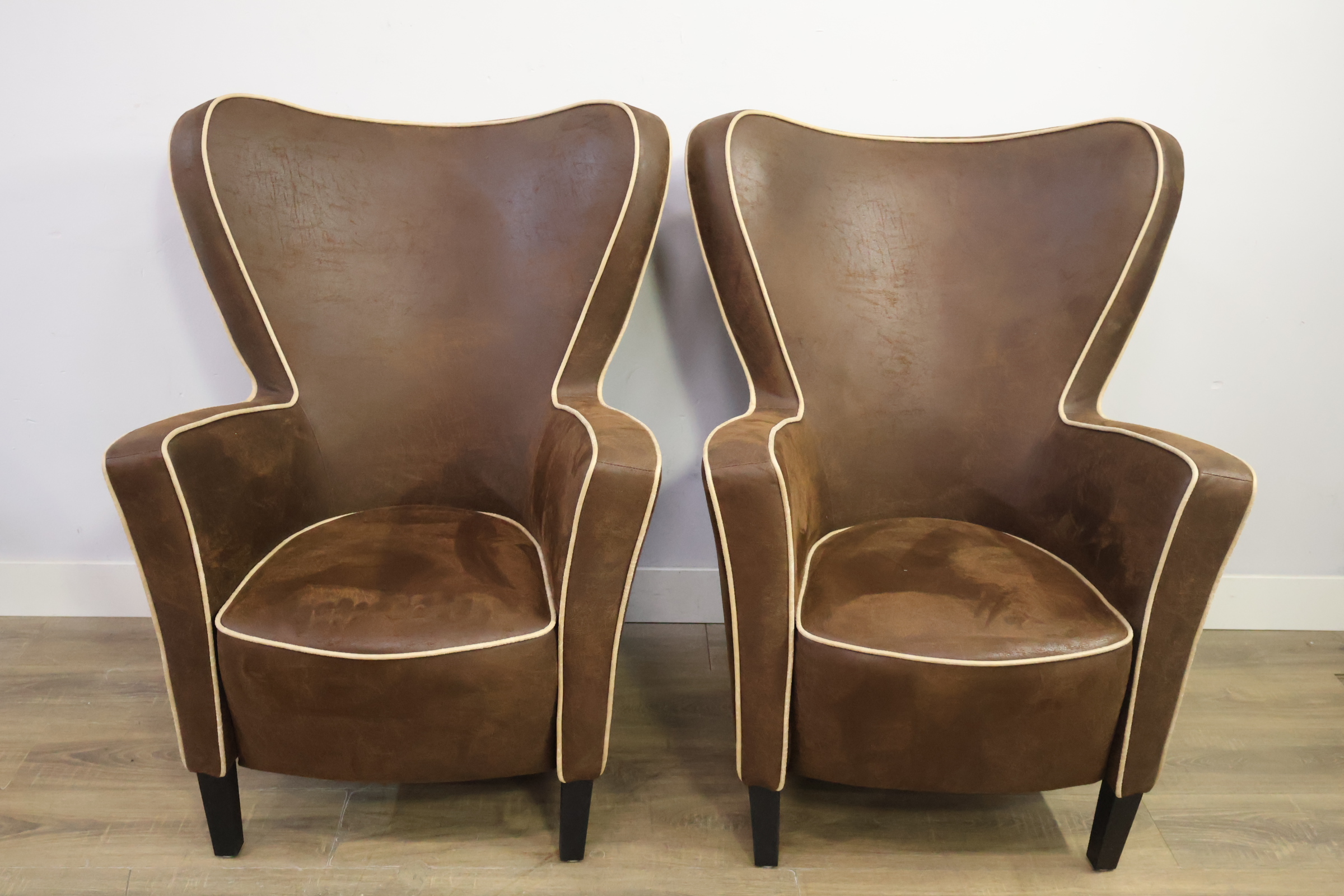 Set van 2 fauteuils met witte bies – foto 12 – kavel bij GSD Auctions, Zoeterwoude
