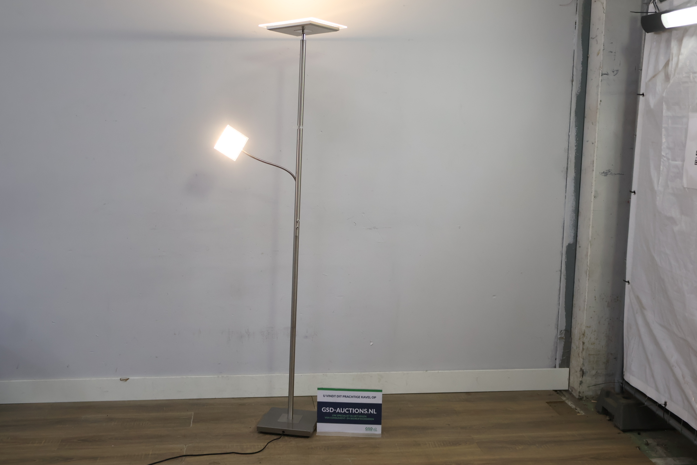 Moderne uplighter vloerlamp – foto 2 – kavel bij GSD Auctions, Zoeterwoude