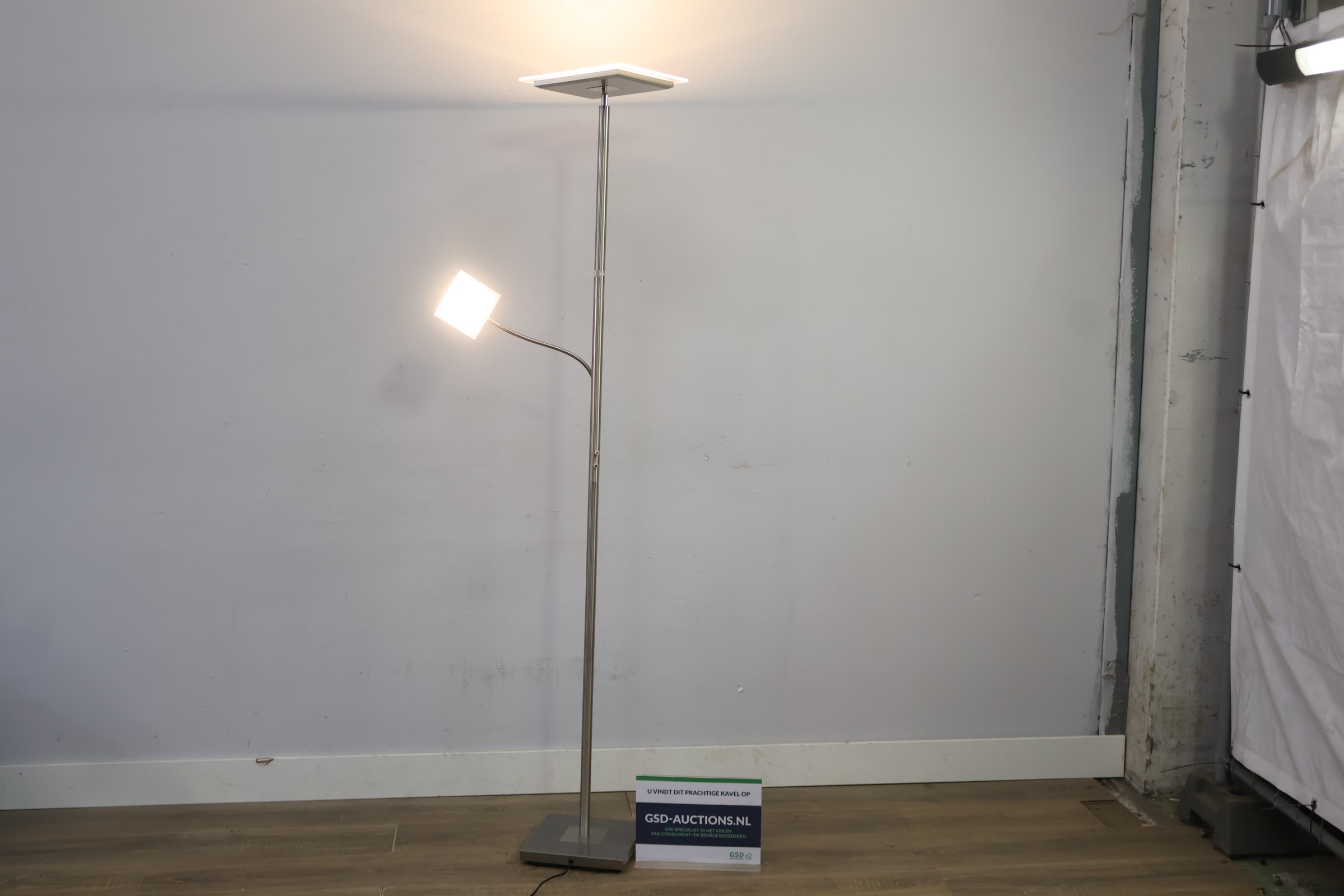 Moderne uplighter vloerlamp – foto 3 – kavel bij GSD Auctions, Zoeterwoude