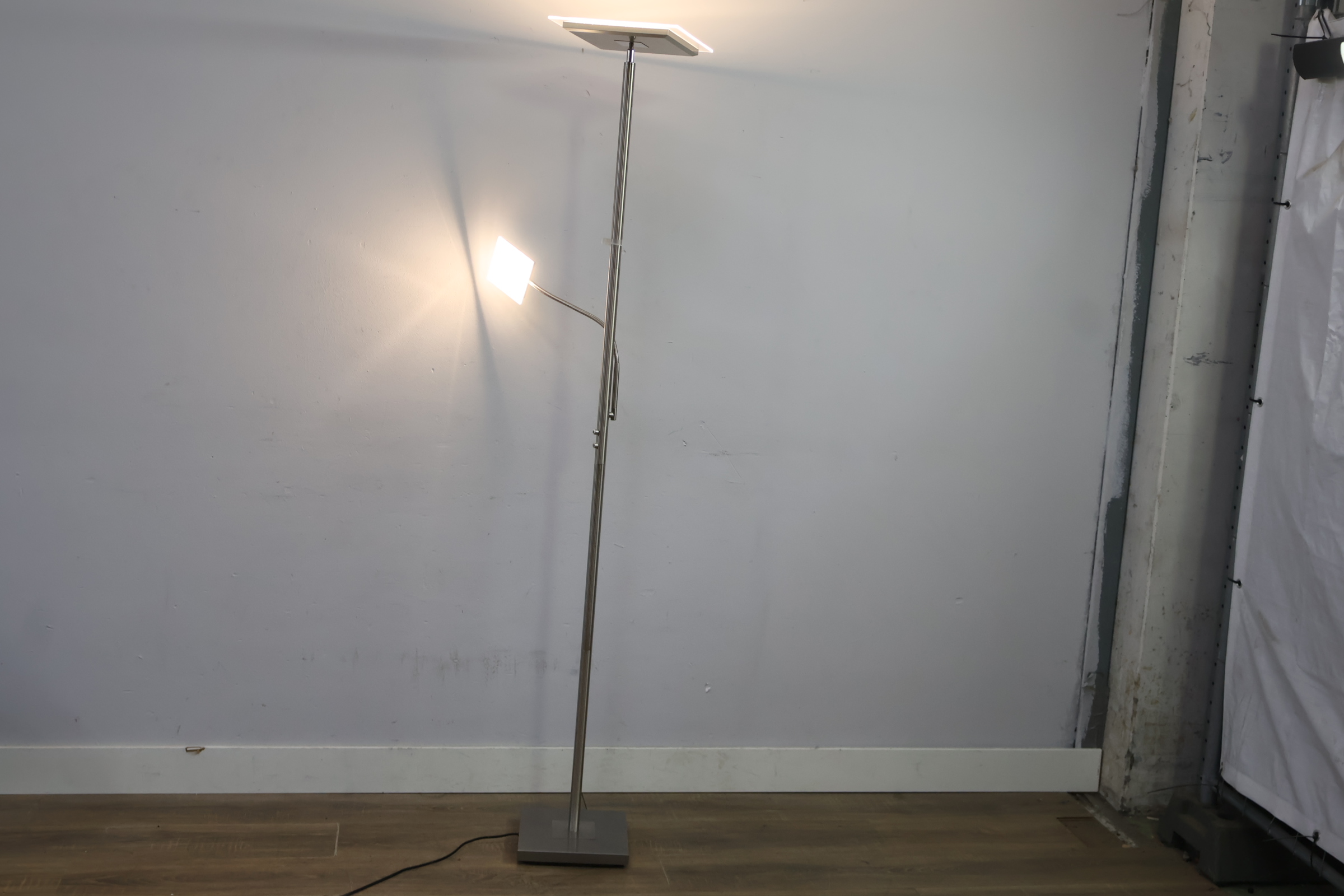 Moderne uplighter vloerlamp – foto 4 – kavel bij GSD Auctions, Zoeterwoude
