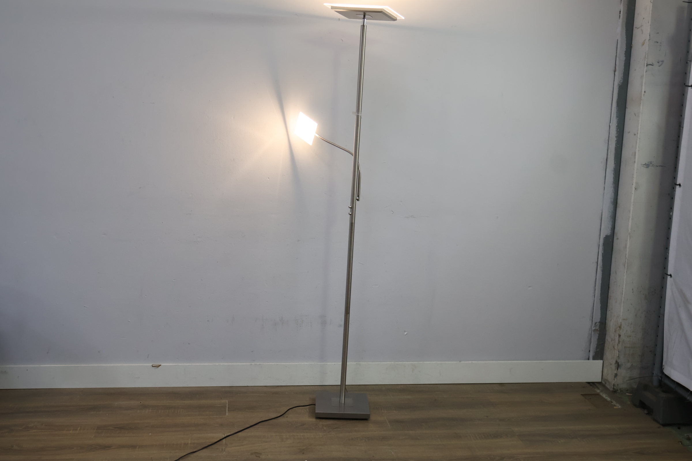 Moderne uplighter vloerlamp – foto 5 – kavel bij GSD Auctions, Zoeterwoude