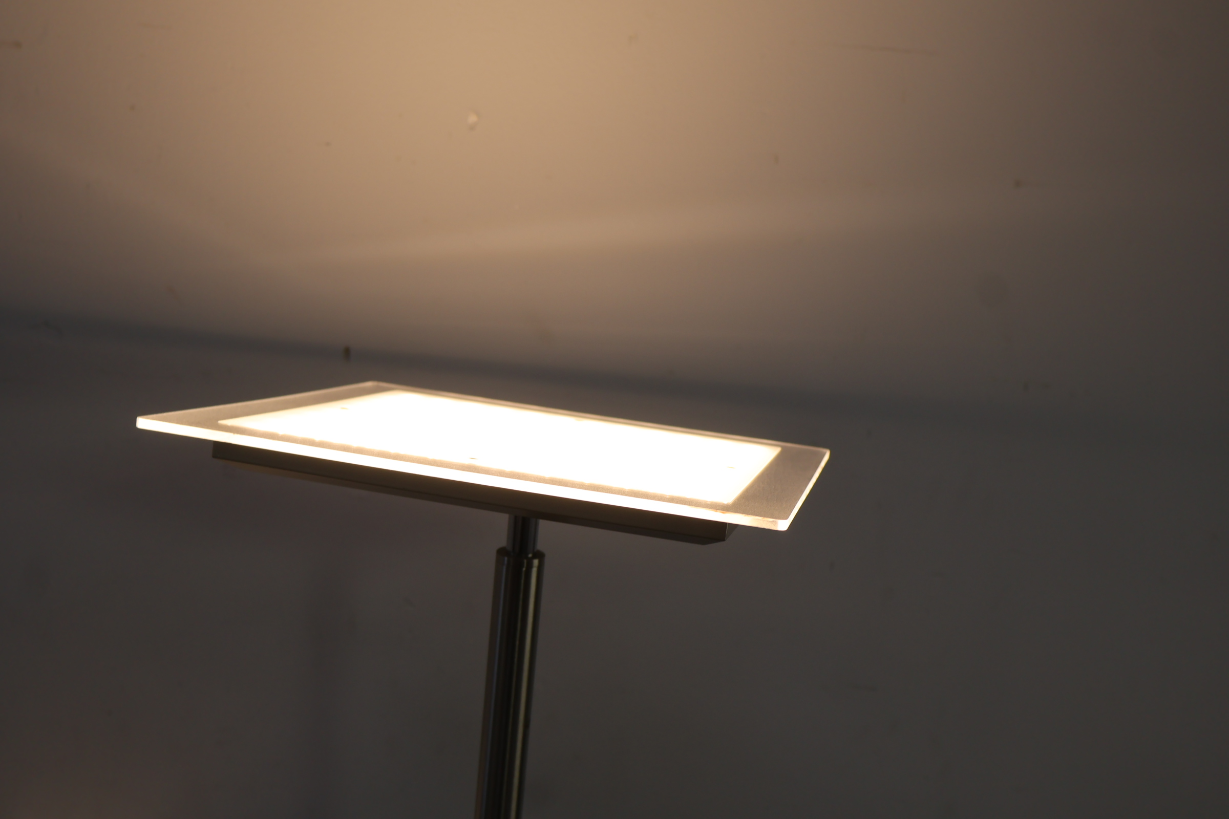 Moderne uplighter vloerlamp – foto 6 – kavel bij GSD Auctions, Zoeterwoude