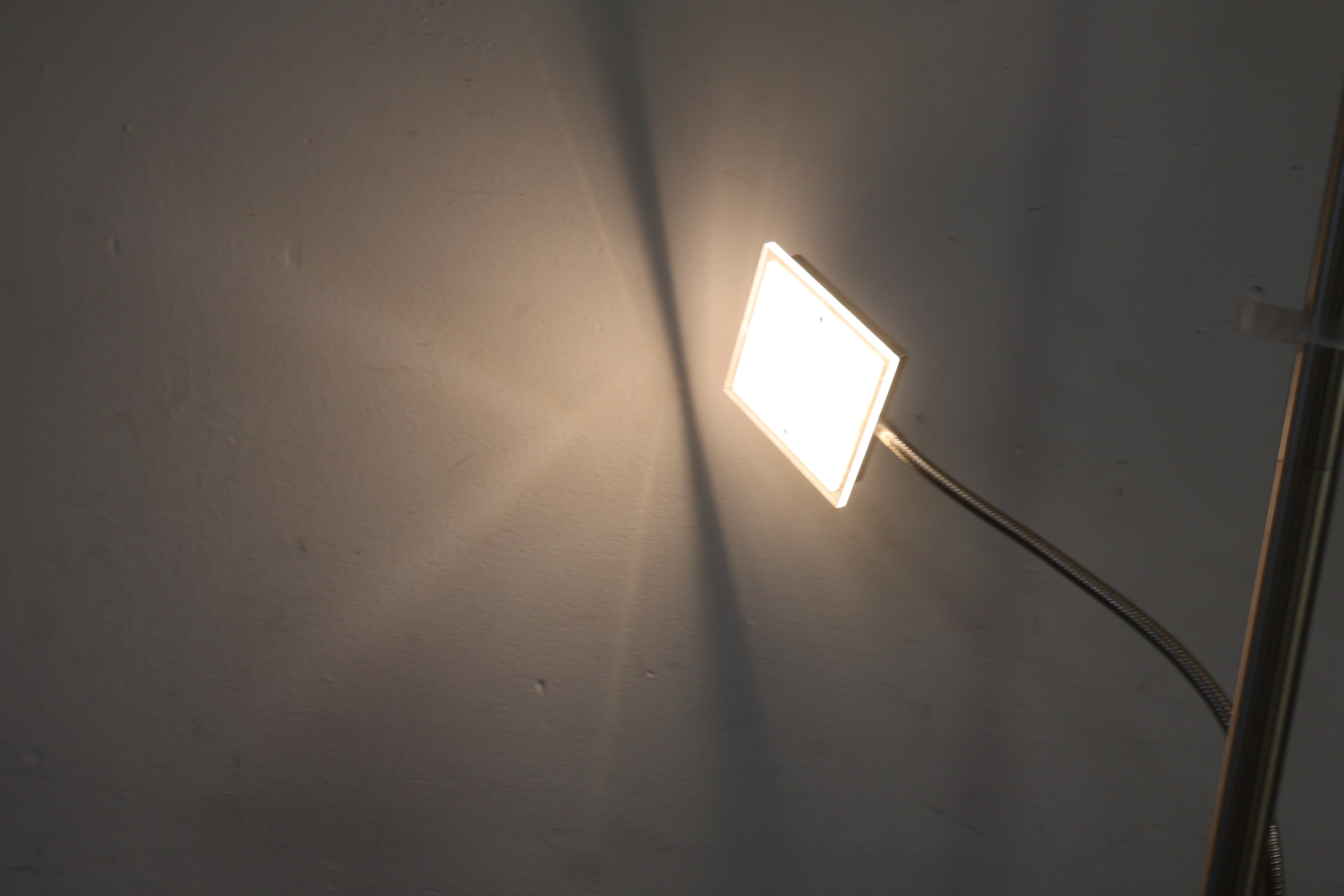 Moderne uplighter vloerlamp – foto 7 – kavel bij GSD Auctions, Zoeterwoude