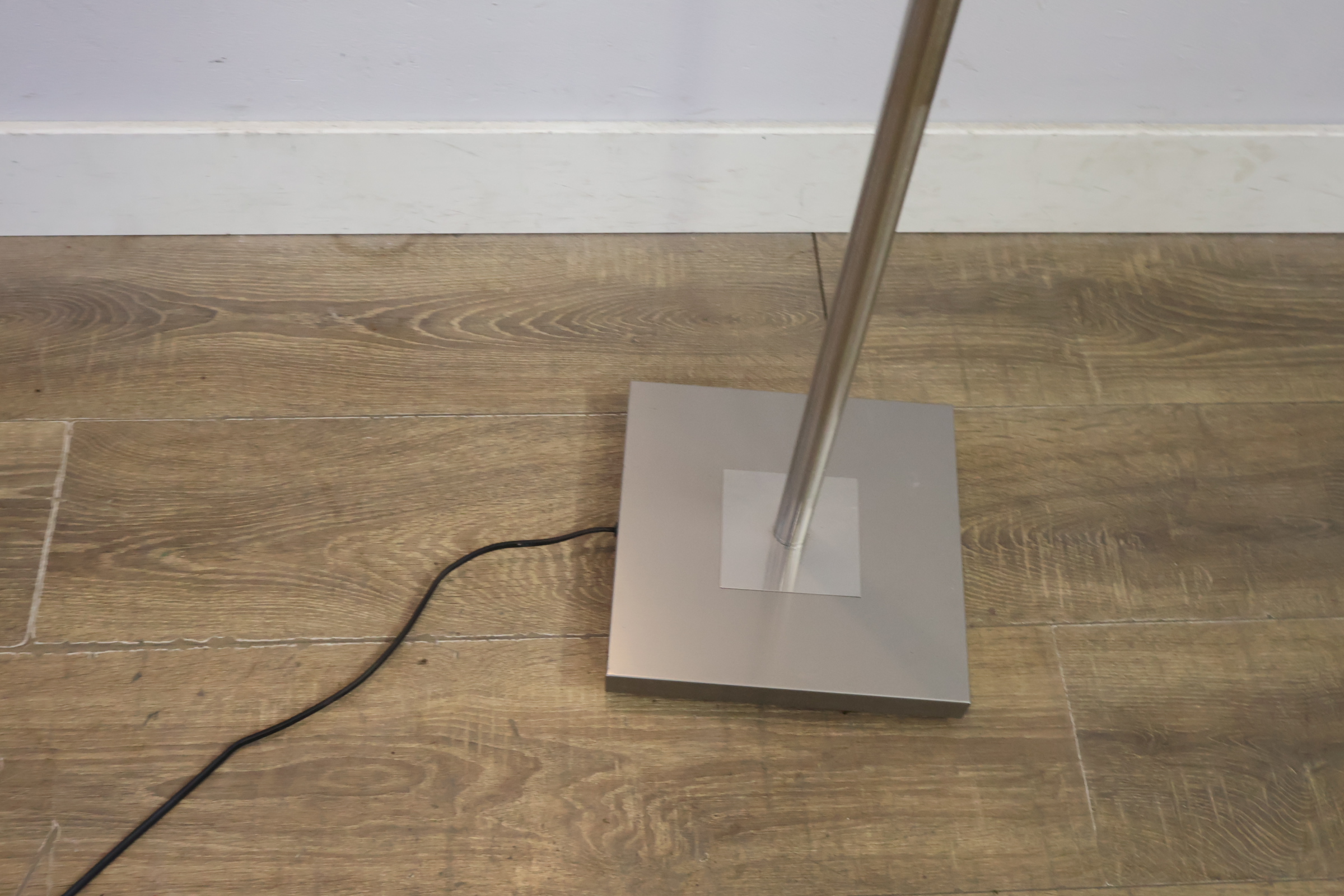 Moderne uplighter vloerlamp – foto 8 – kavel bij GSD Auctions, Zoeterwoude