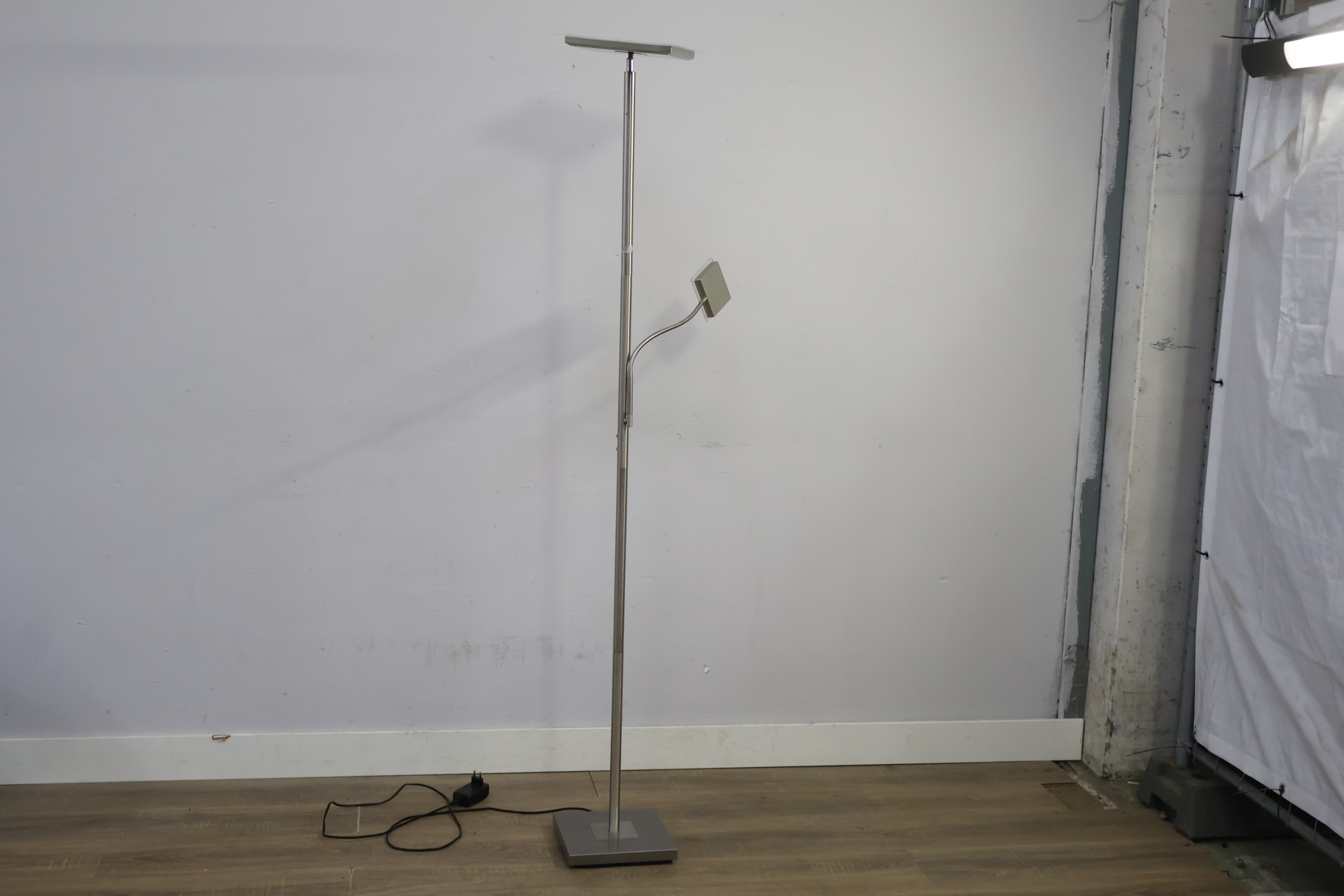 Moderne uplighter vloerlamp – foto 9 – kavel bij GSD Auctions, Zoeterwoude