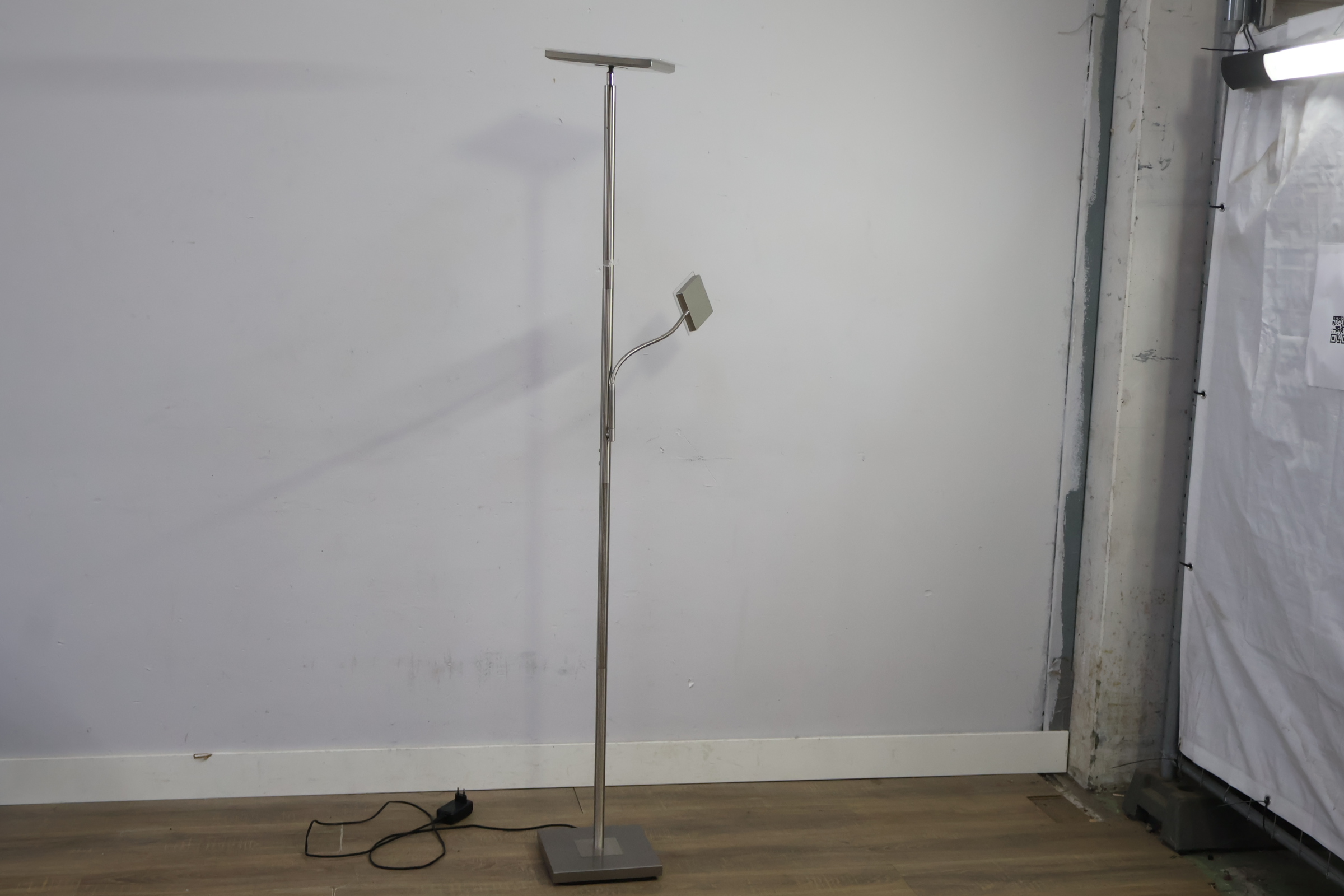 Moderne uplighter vloerlamp – foto 10 – kavel bij GSD Auctions, Zoeterwoude