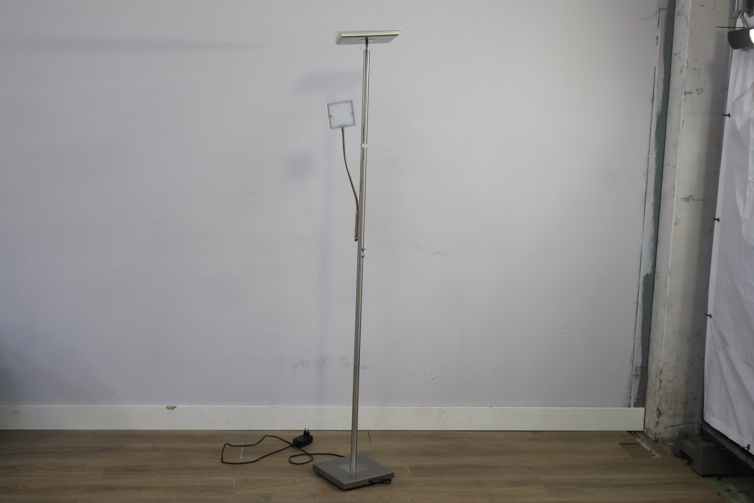 Moderne uplighter vloerlamp – foto 11 – kavel bij GSD Auctions, Zoeterwoude