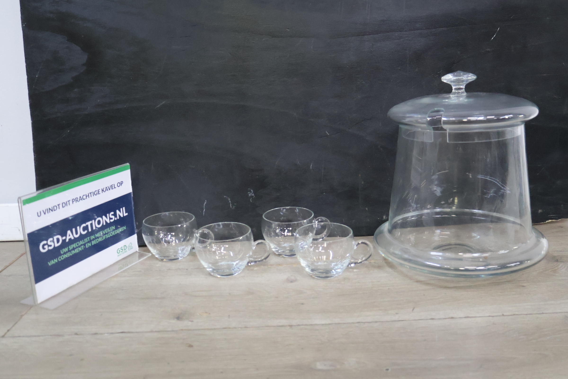 Glazen kaasstolp met 4 theeglazen – foto 2 – kavel bij GSD Auctions, Zoeterwoude