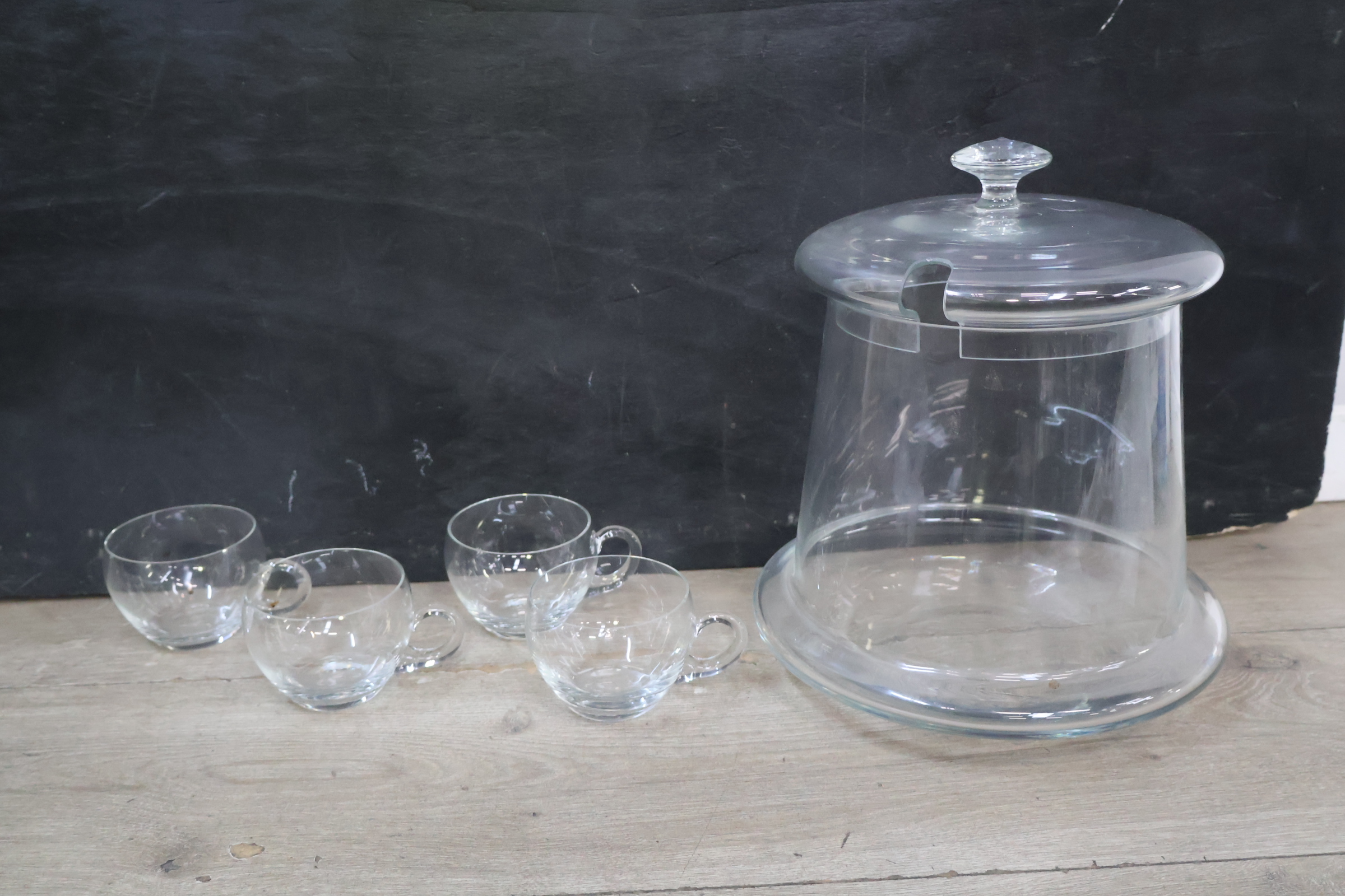Glazen kaasstolp met 4 theeglazen – foto 3 – kavel bij GSD Auctions, Zoeterwoude