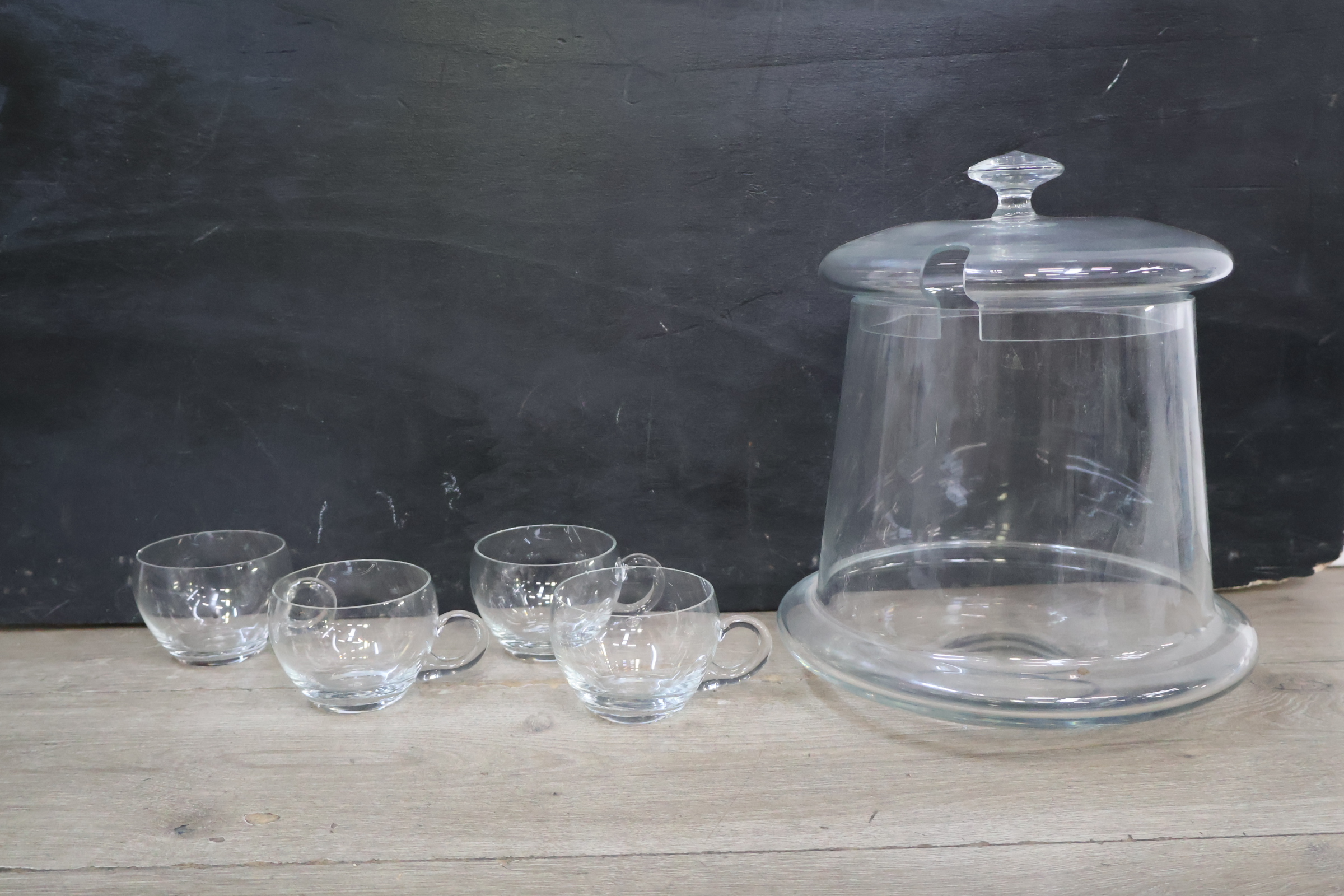 Glazen kaasstolp met 4 theeglazen – foto 4 – kavel bij GSD Auctions, Zoeterwoude