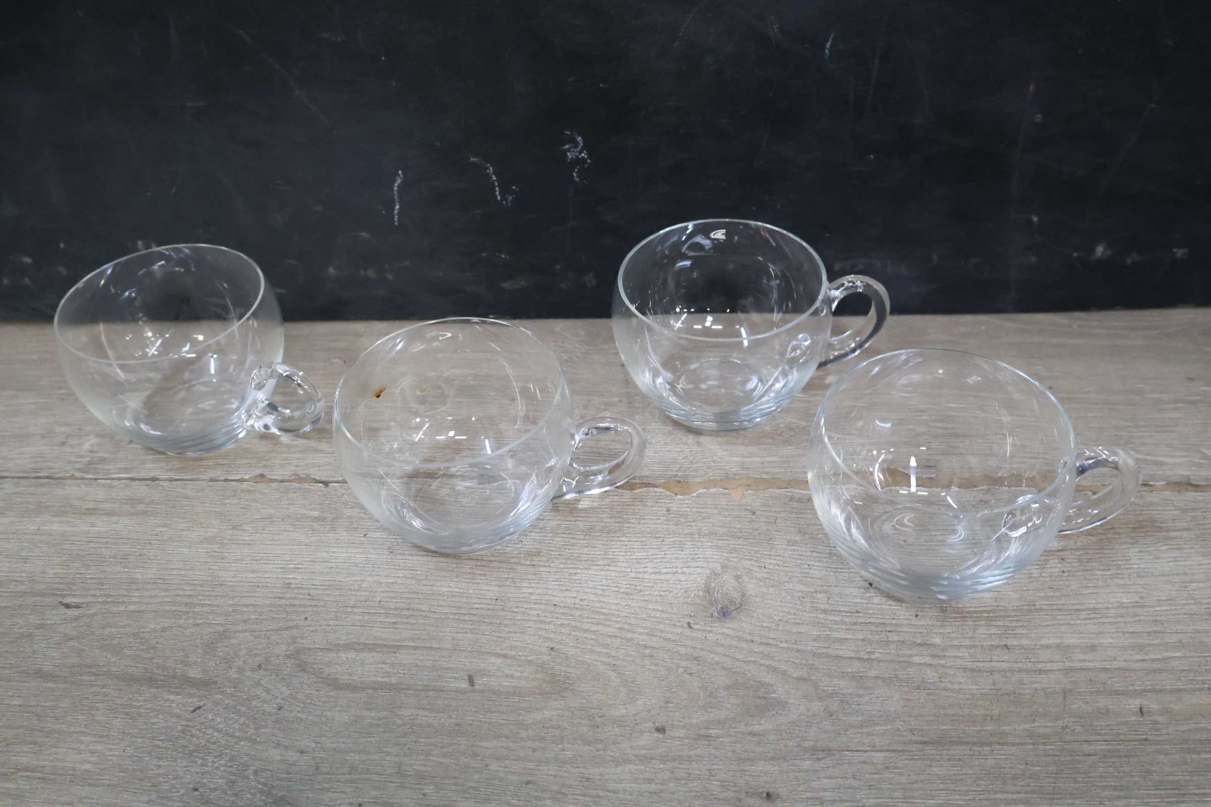 Glazen kaasstolp met 4 theeglazen – foto 6 – kavel bij GSD Auctions, Zoeterwoude
