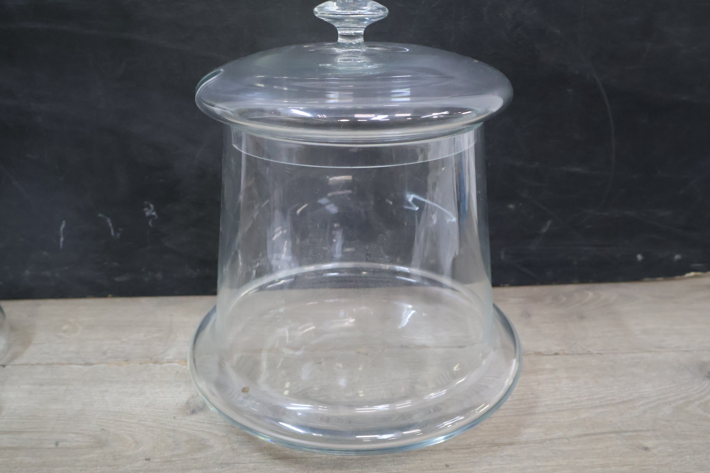 Glazen kaasstolp met 4 theeglazen – foto 9 – kavel bij GSD Auctions, Zoeterwoude