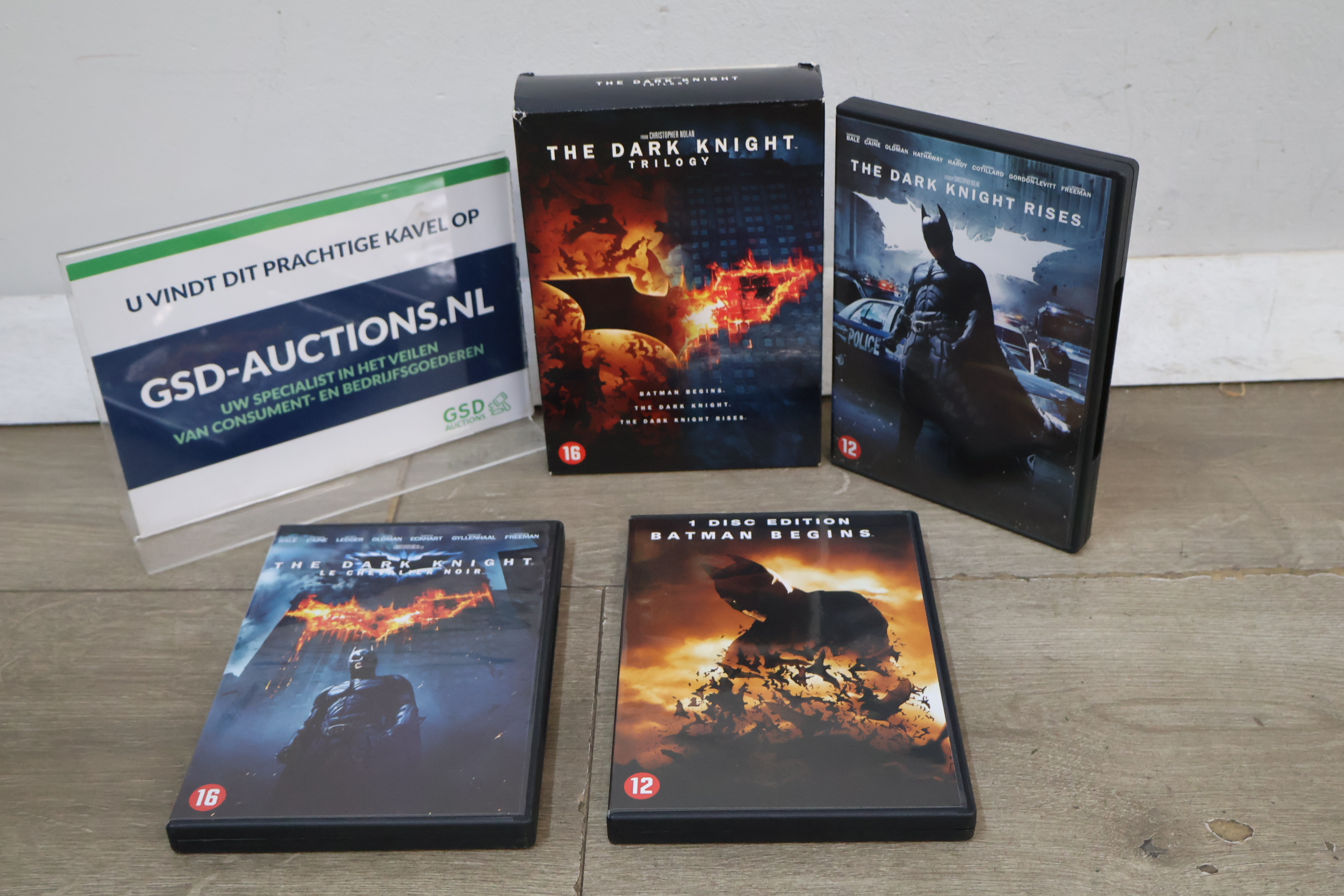 The Dark Knight Trilogy DVD collectie plus Batman begins. set van 4 DVD's – foto 2 – kavel bij GSD Auctions, Zoeterwoude