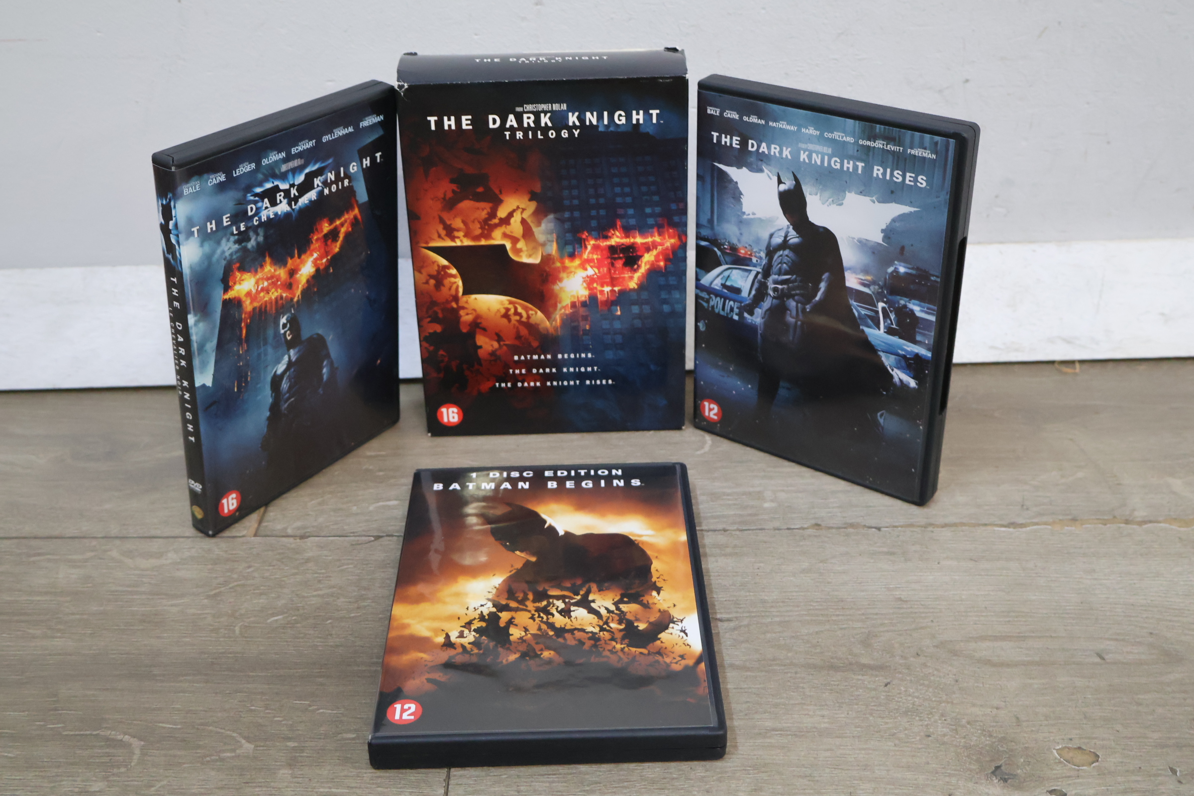 The Dark Knight Trilogy DVD collectie plus Batman begins. set van 4 DVD's – foto 3 – kavel bij GSD Auctions, Zoeterwoude