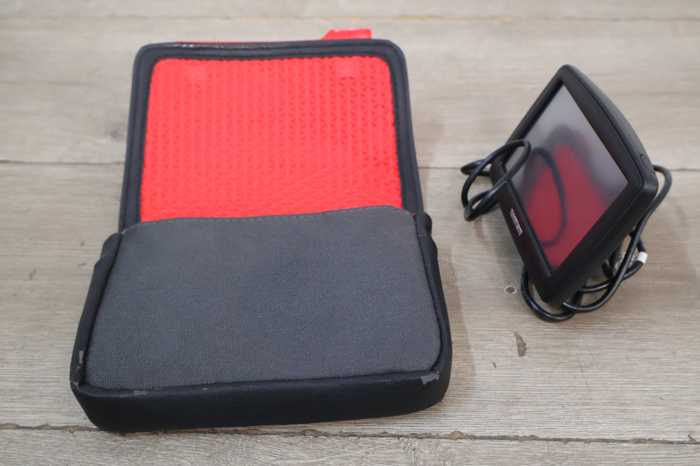 TomTom XL2 GPS Navigatiesysteem met hoes en handleiding – foto 4 – kavel bij GSD Auctions, Zoeterwoude