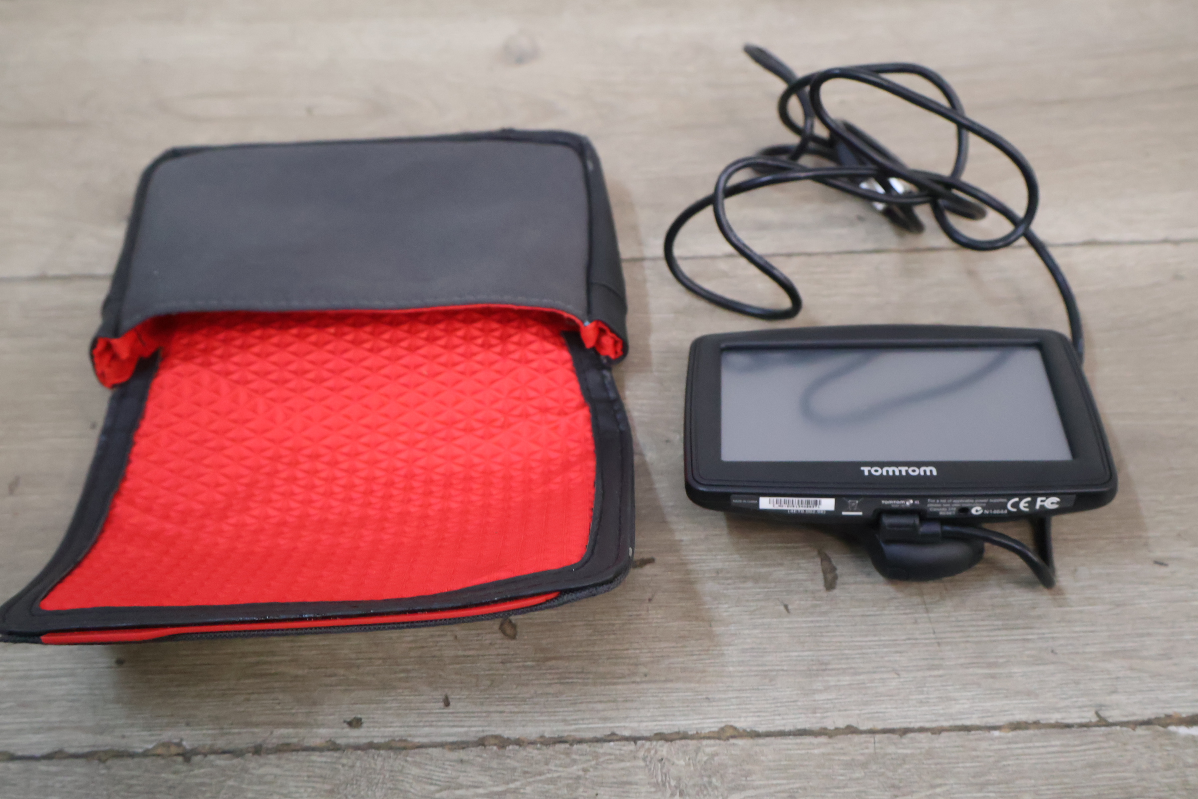 TomTom XL2 GPS Navigatiesysteem met hoes en handleiding – foto 5 – kavel bij GSD Auctions, Zoeterwoude